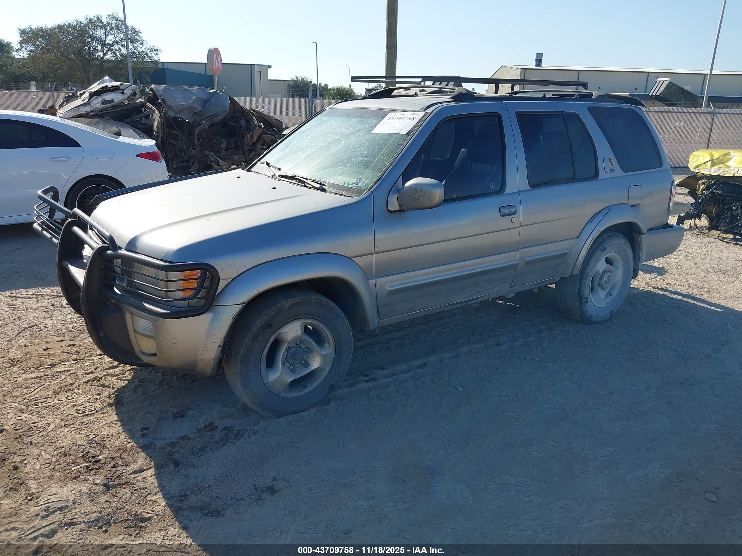 INFINITI QX4 image 2
