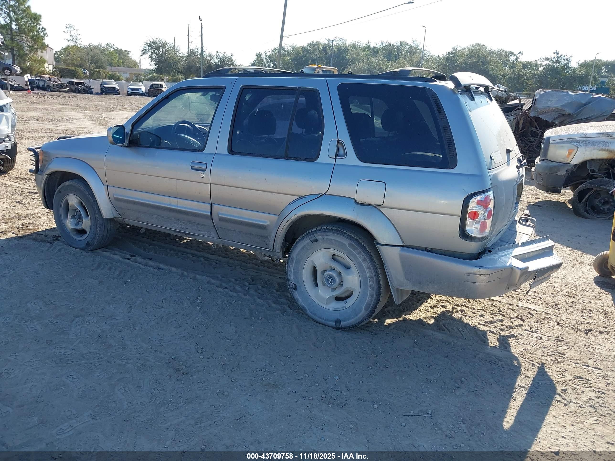 INFINITI QX4 image 3