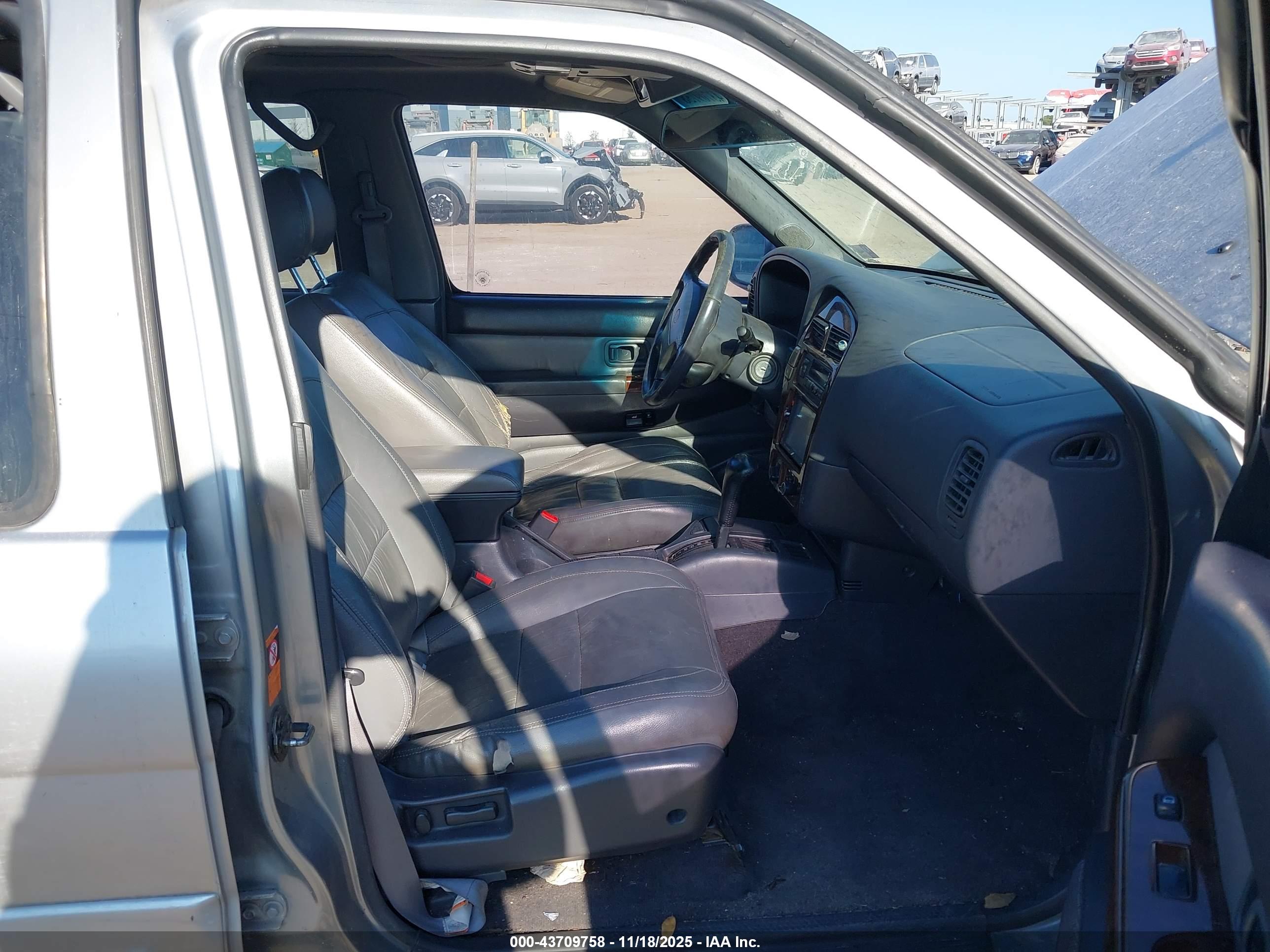 INFINITI QX4 image 5