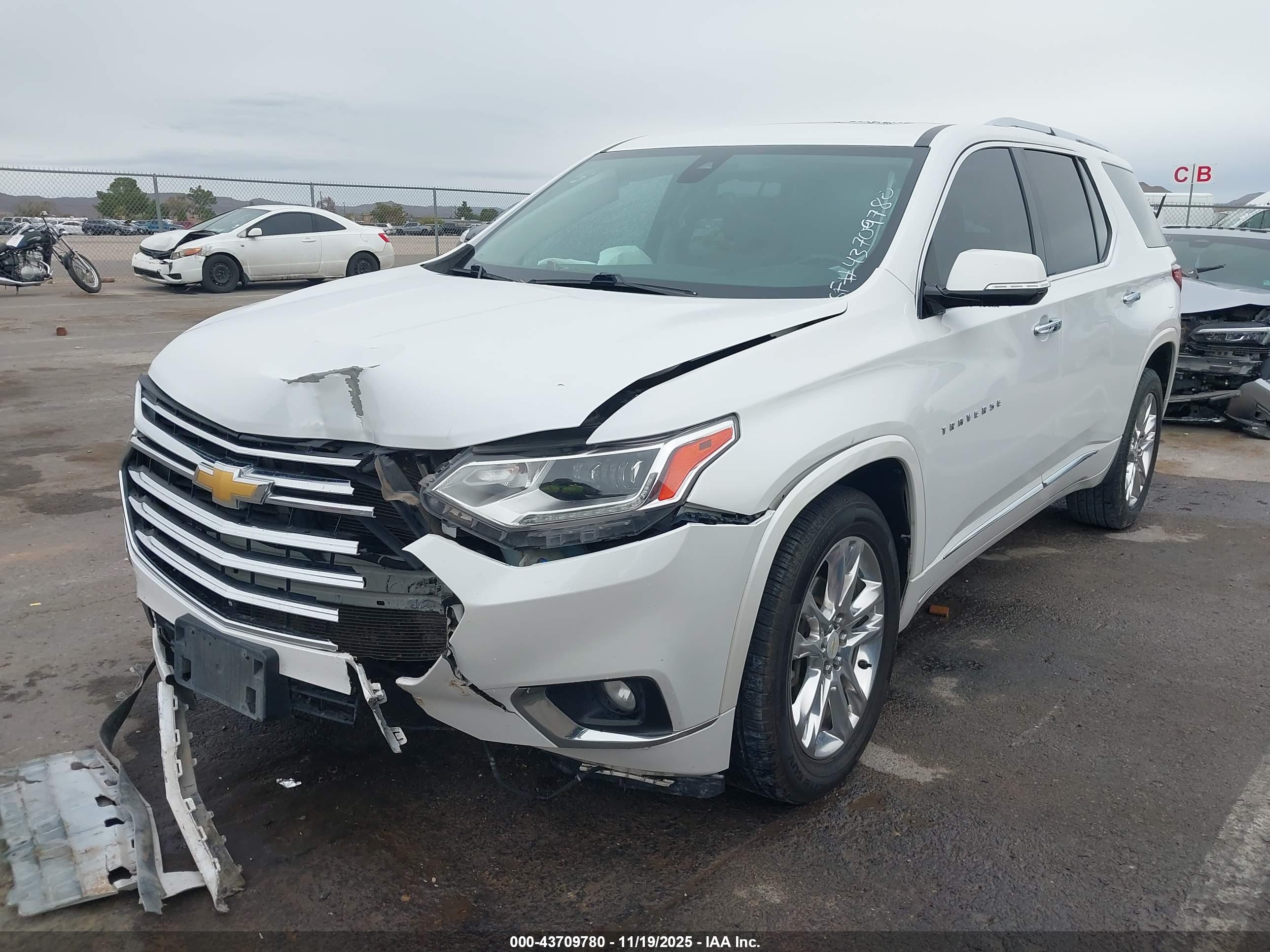 CHEVROLET TRAVERSE image 2