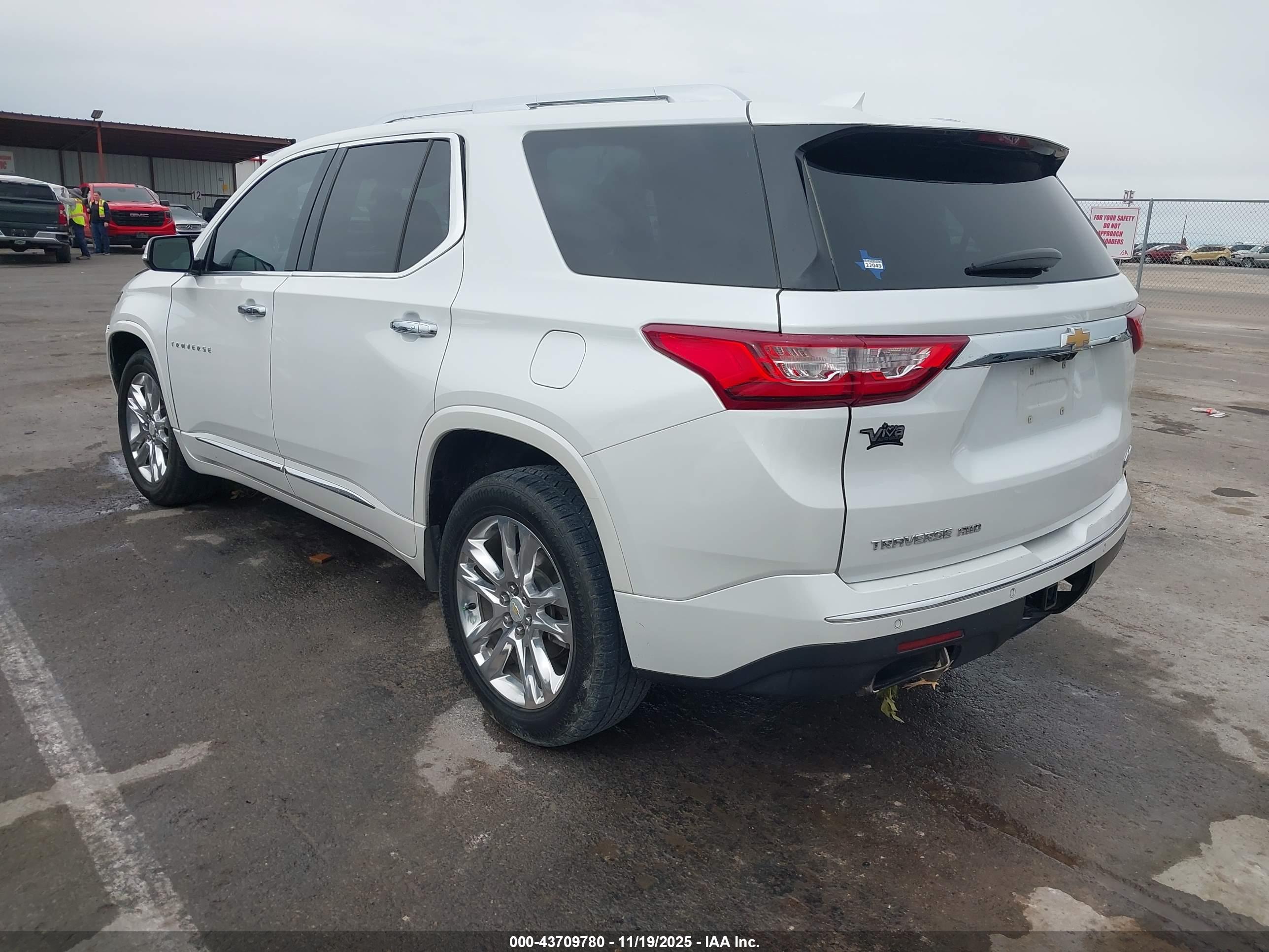 CHEVROLET TRAVERSE image 3