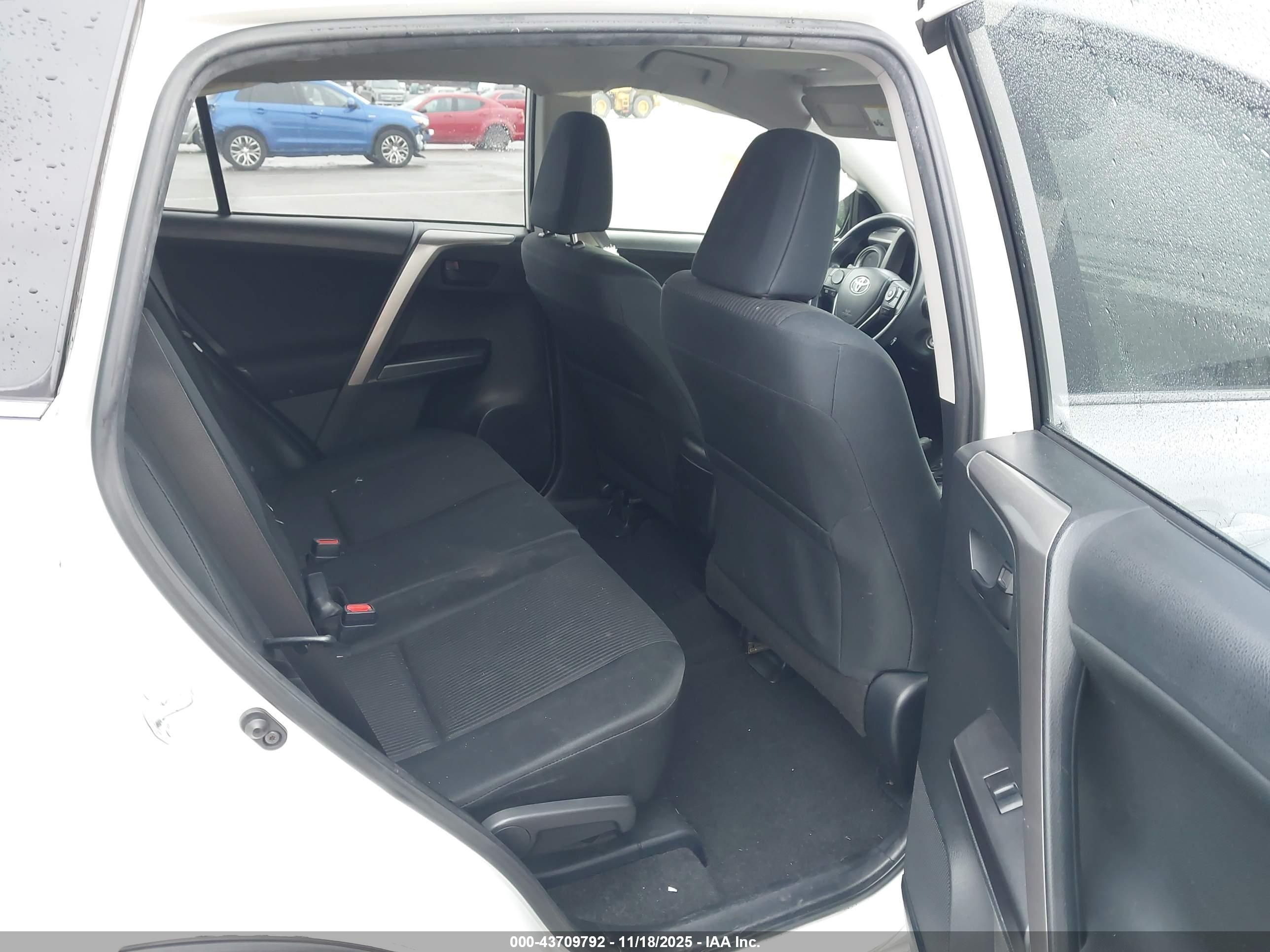 TOYOTA RAV4 image 8