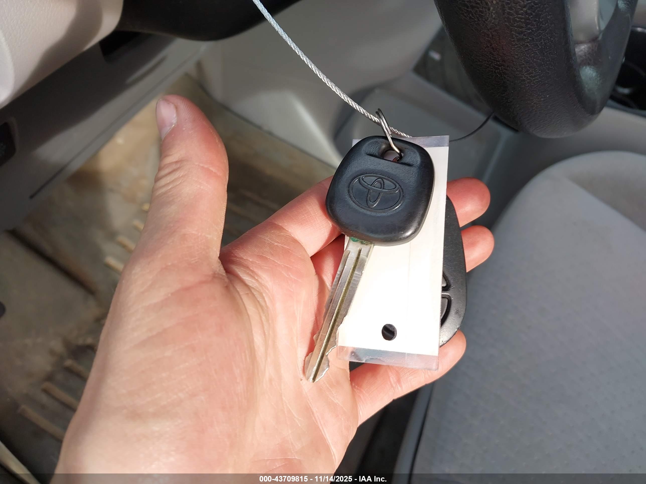 TOYOTA SIENNA image 11