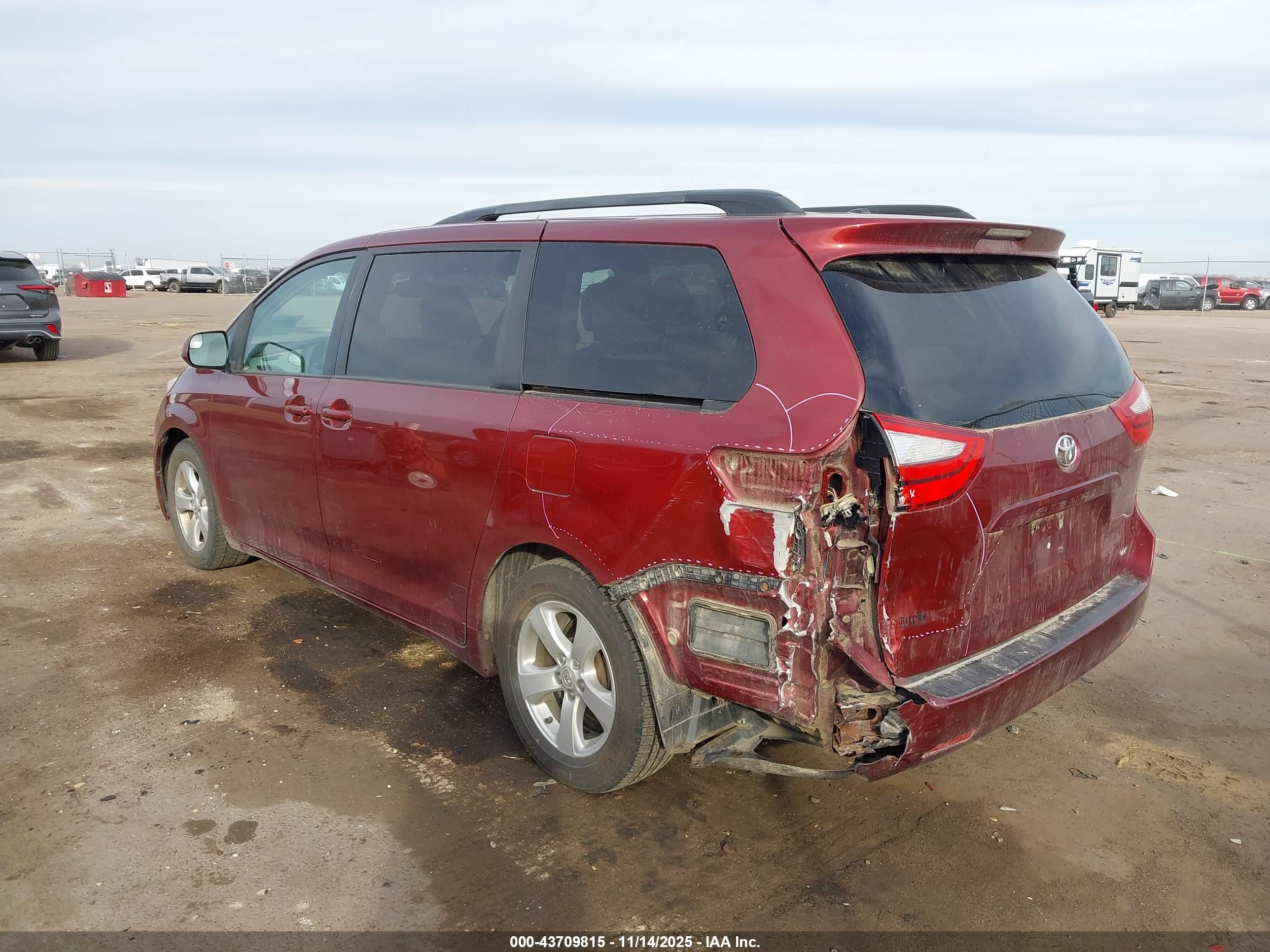 TOYOTA SIENNA image 3