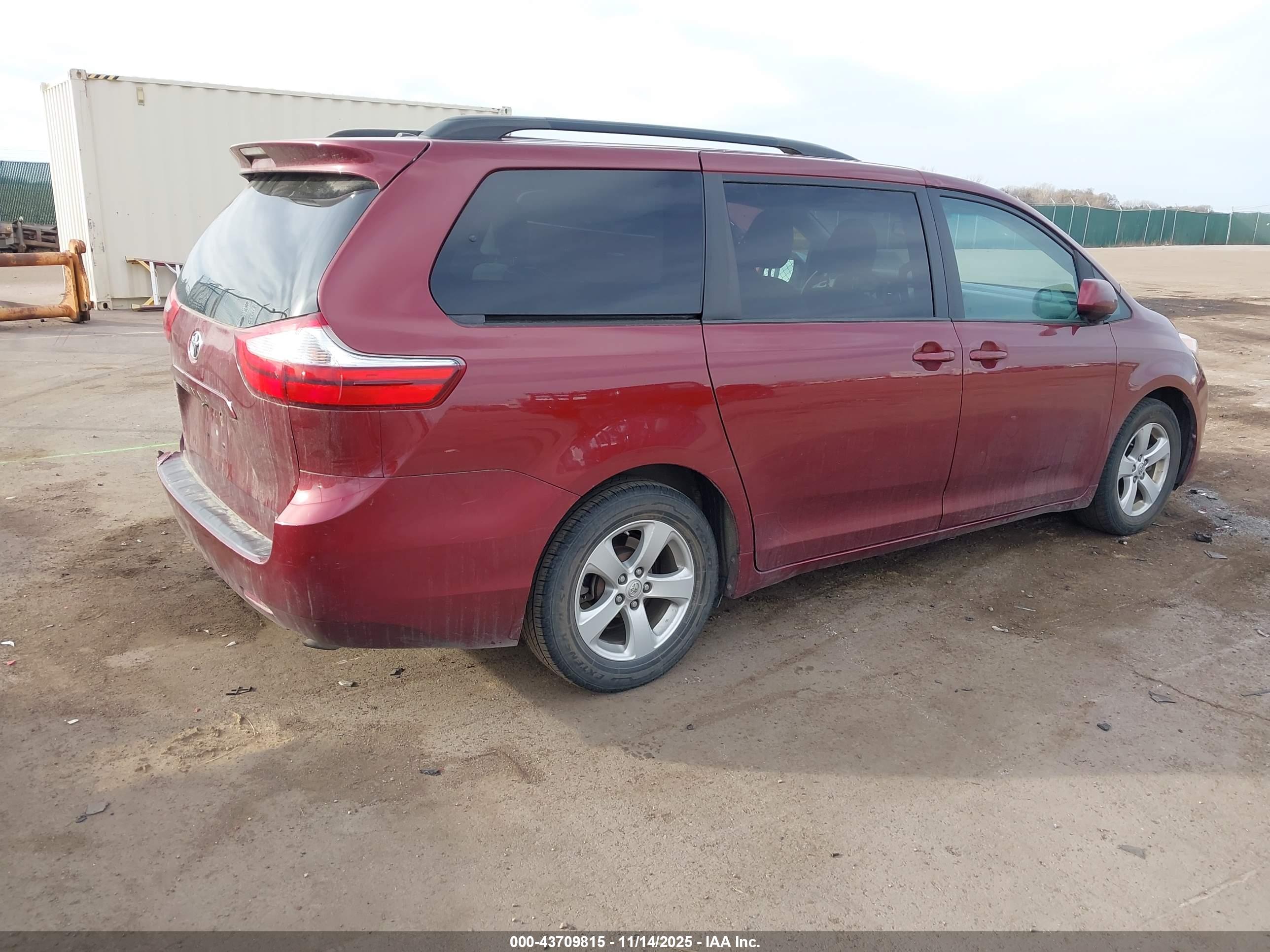 TOYOTA SIENNA image 4