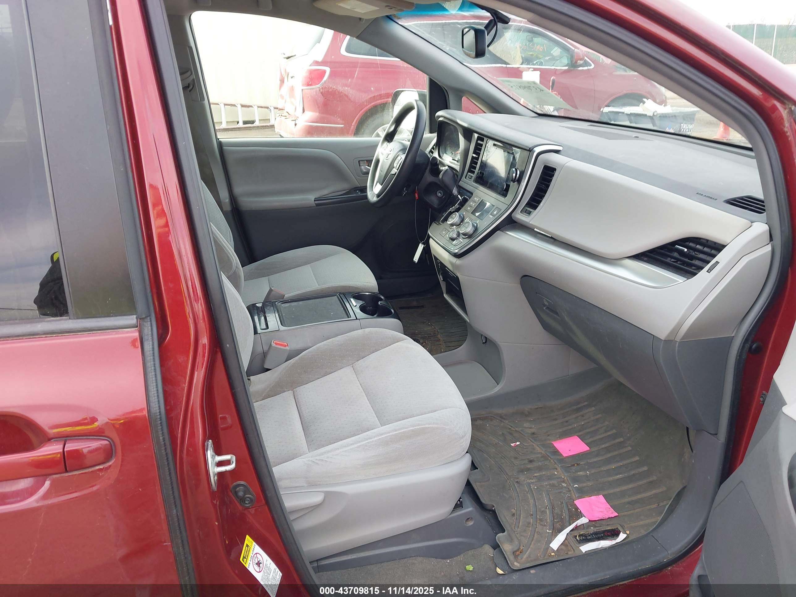 TOYOTA SIENNA image 5