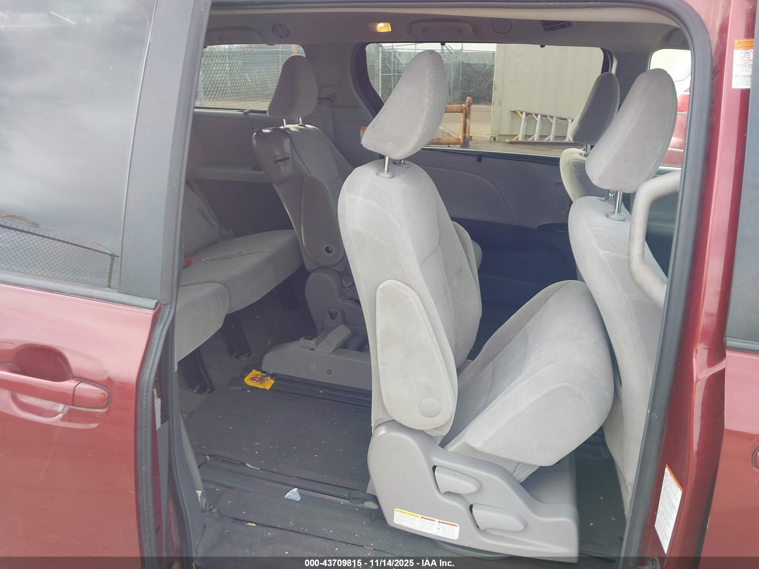 TOYOTA SIENNA image 8