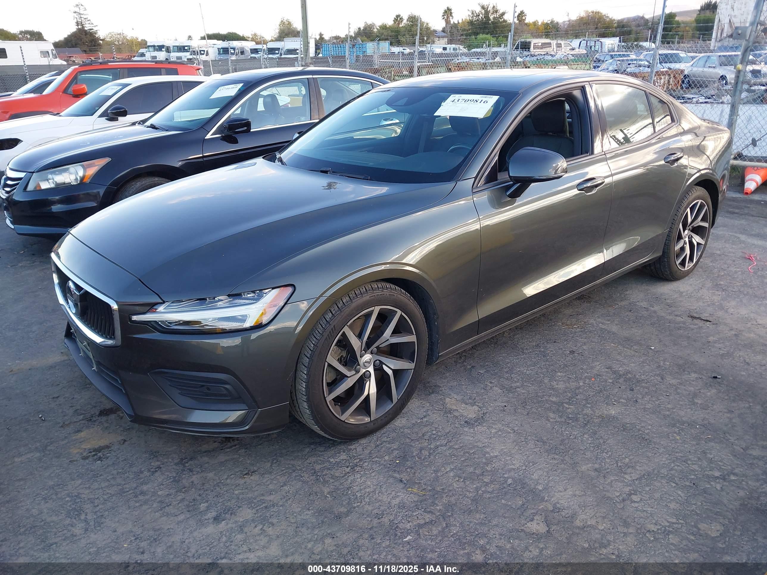 VOLVO S60 image 2
