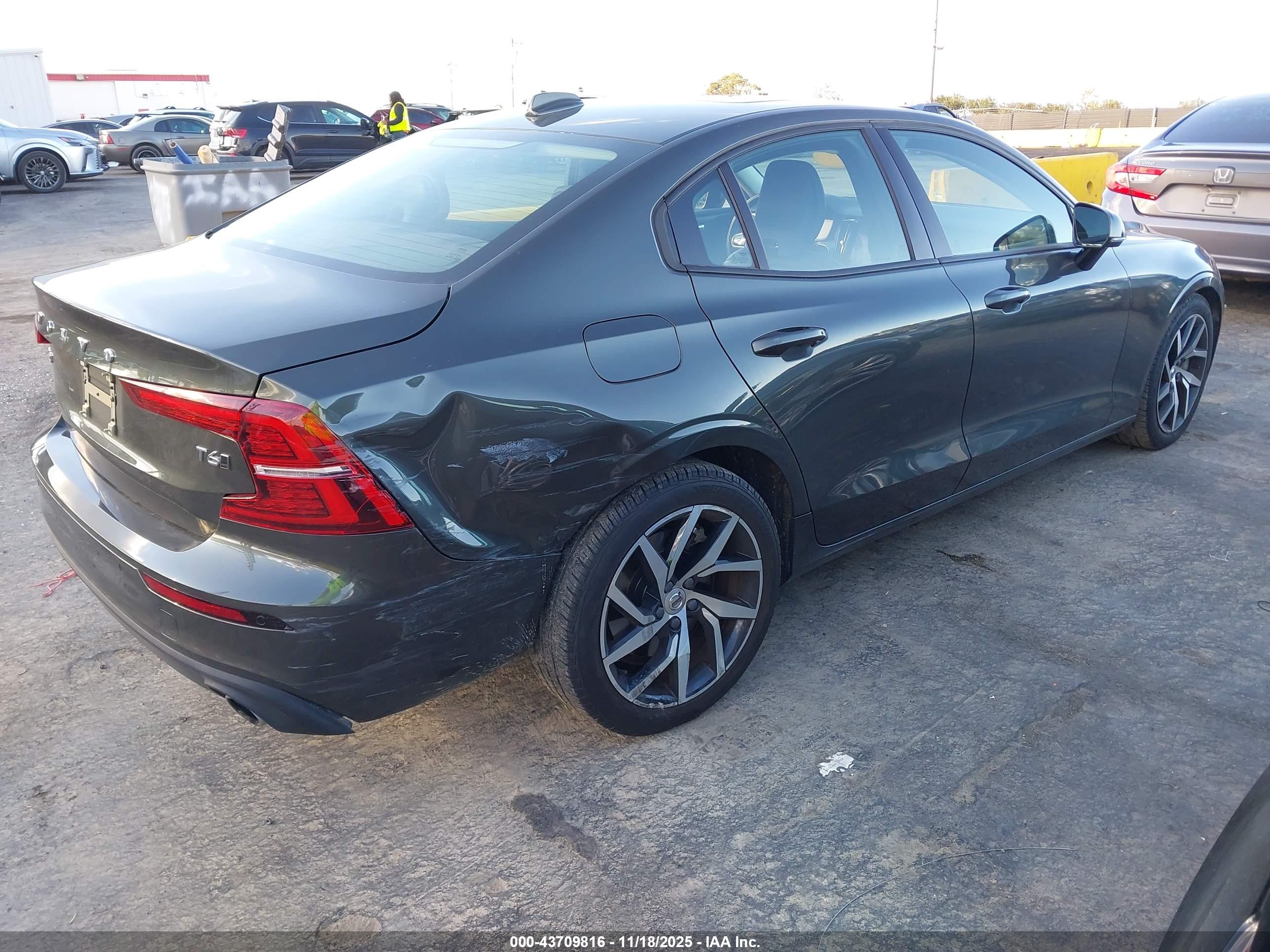 VOLVO S60 image 4