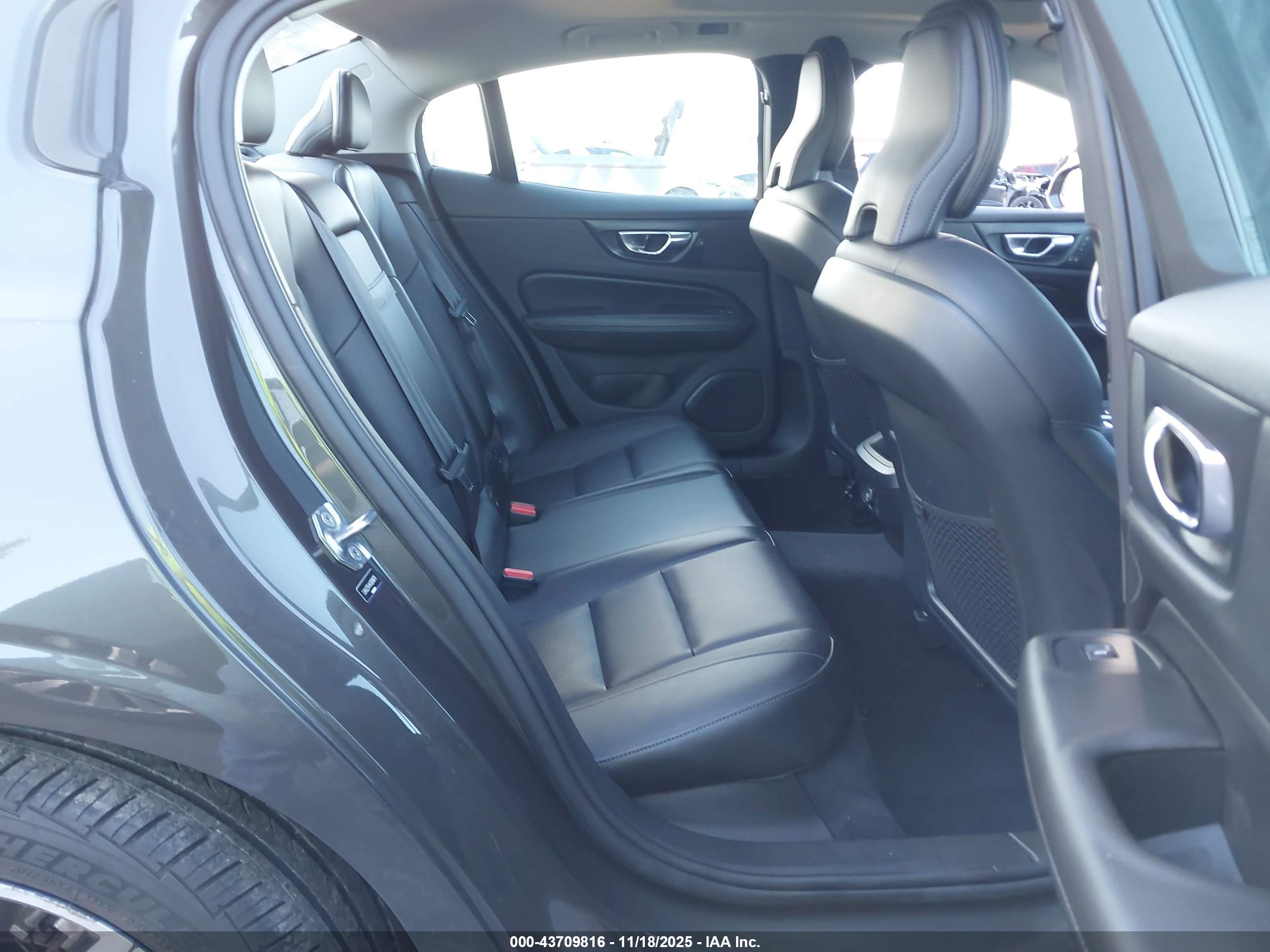 VOLVO S60 image 8