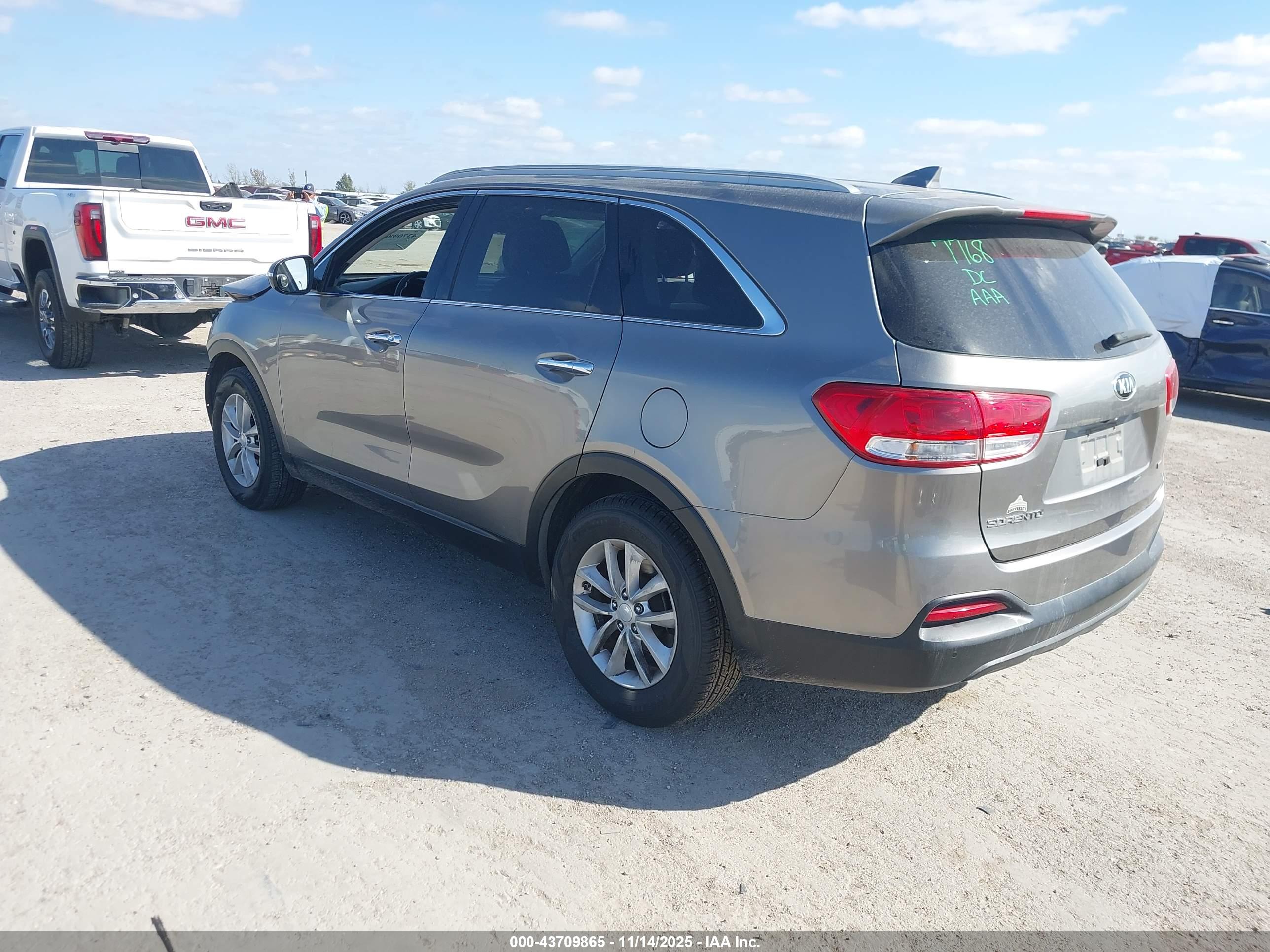 KIA SORENTO image 3