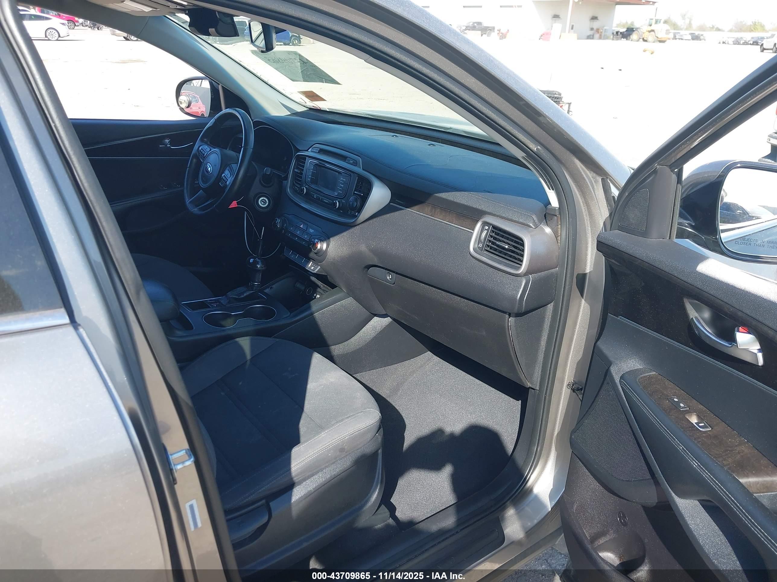 KIA SORENTO image 5