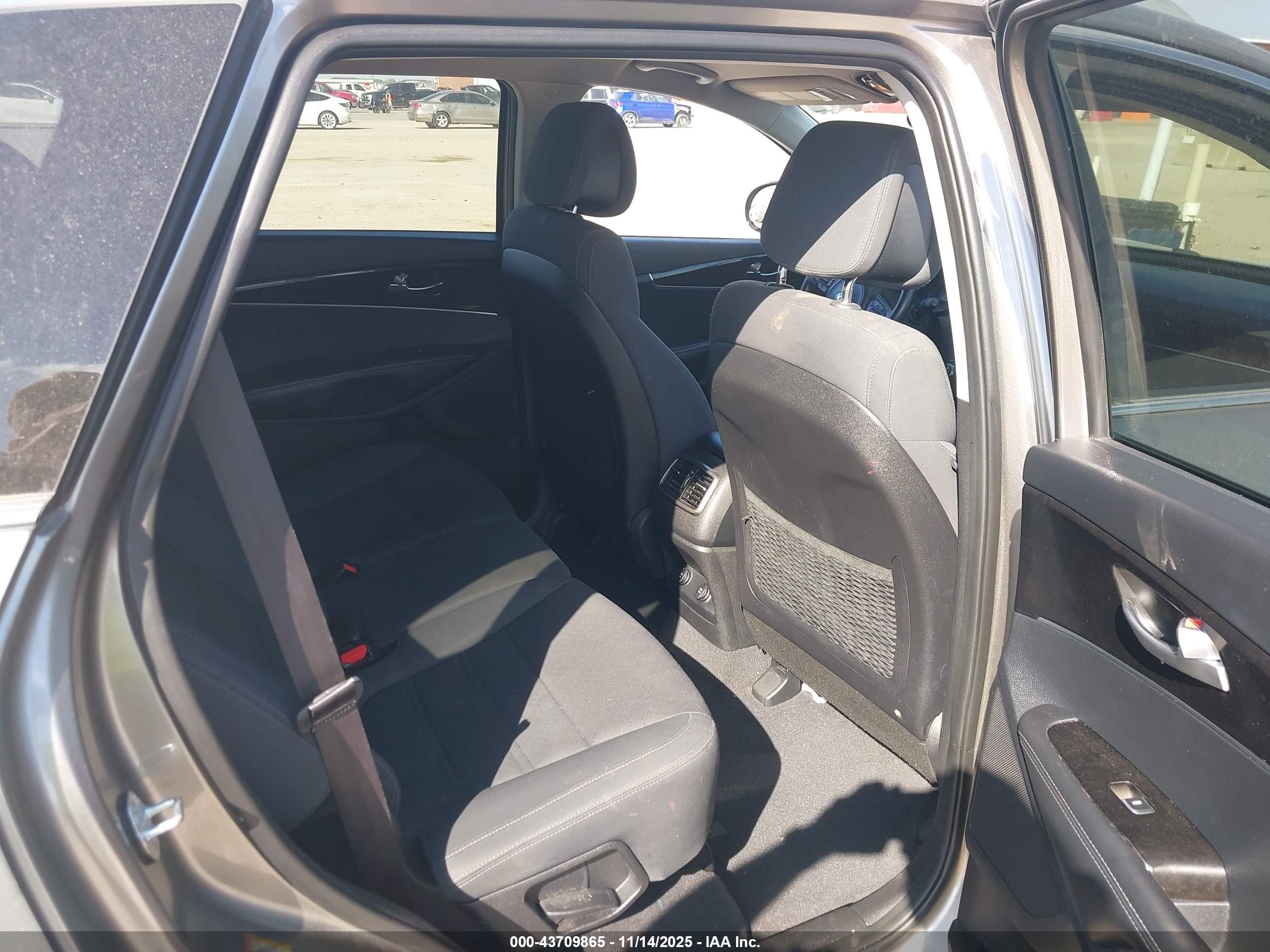 KIA SORENTO image 8