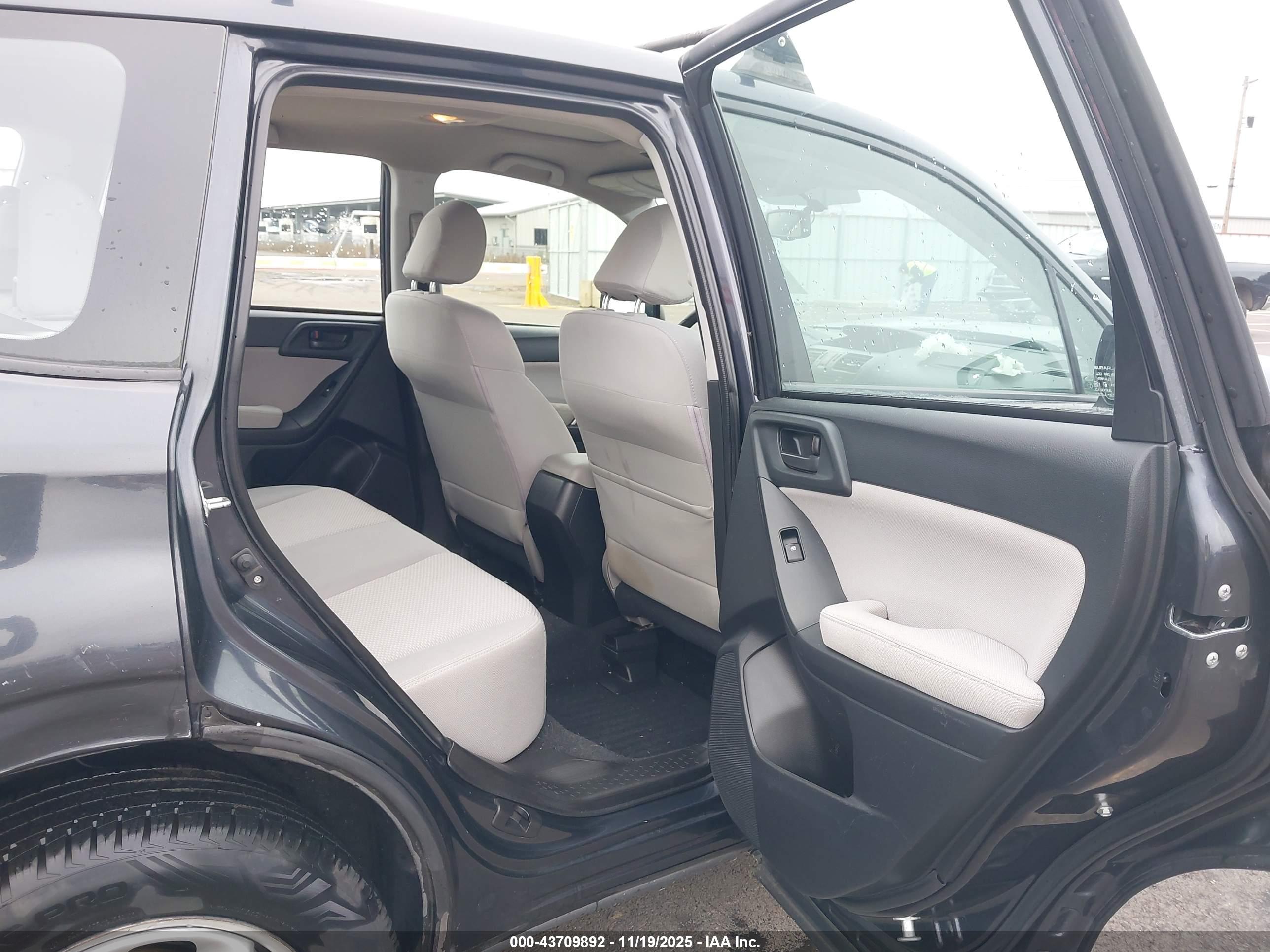 SUBARU FORESTER image 8