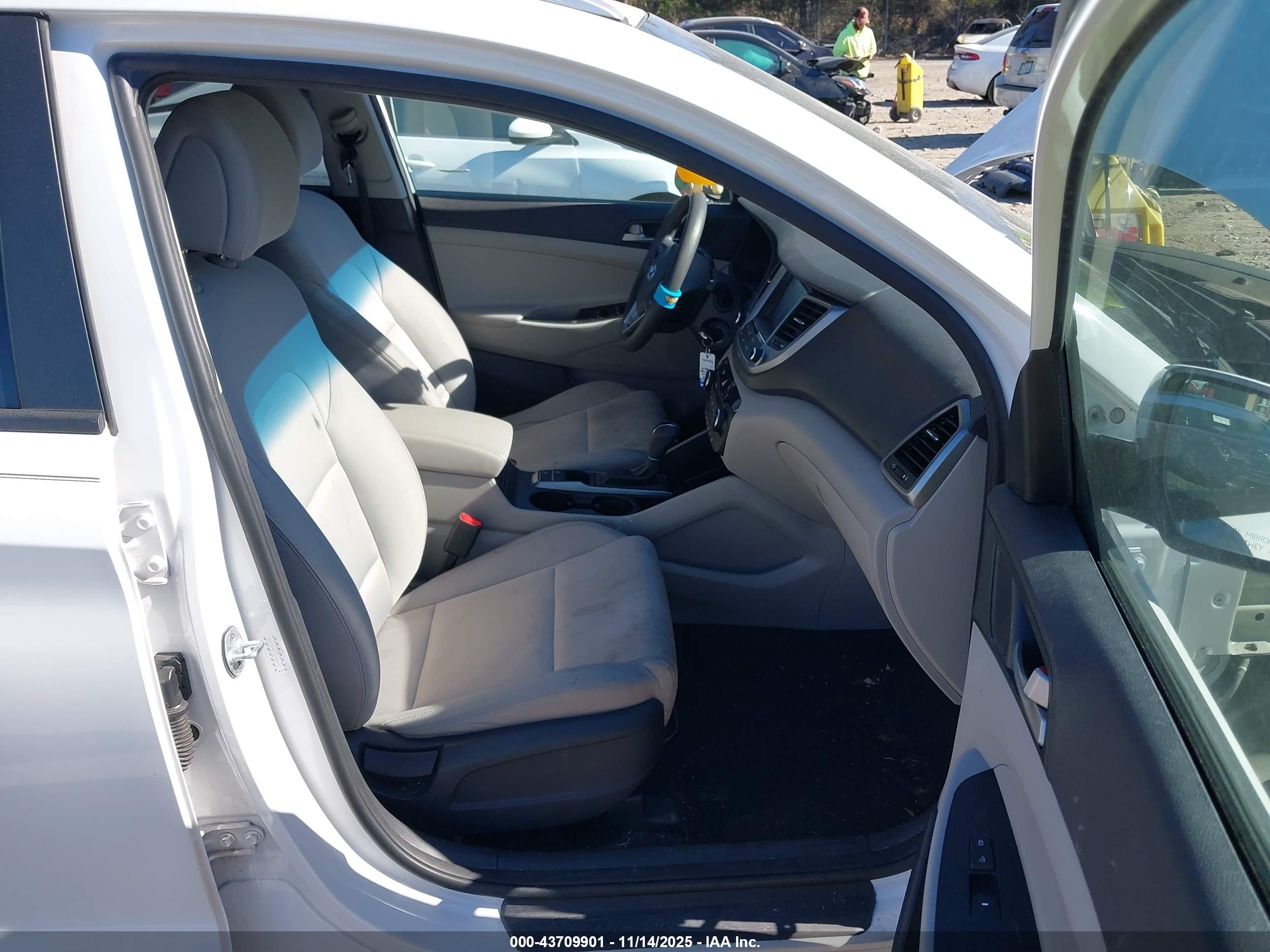 HYUNDAI TUCSON image 5