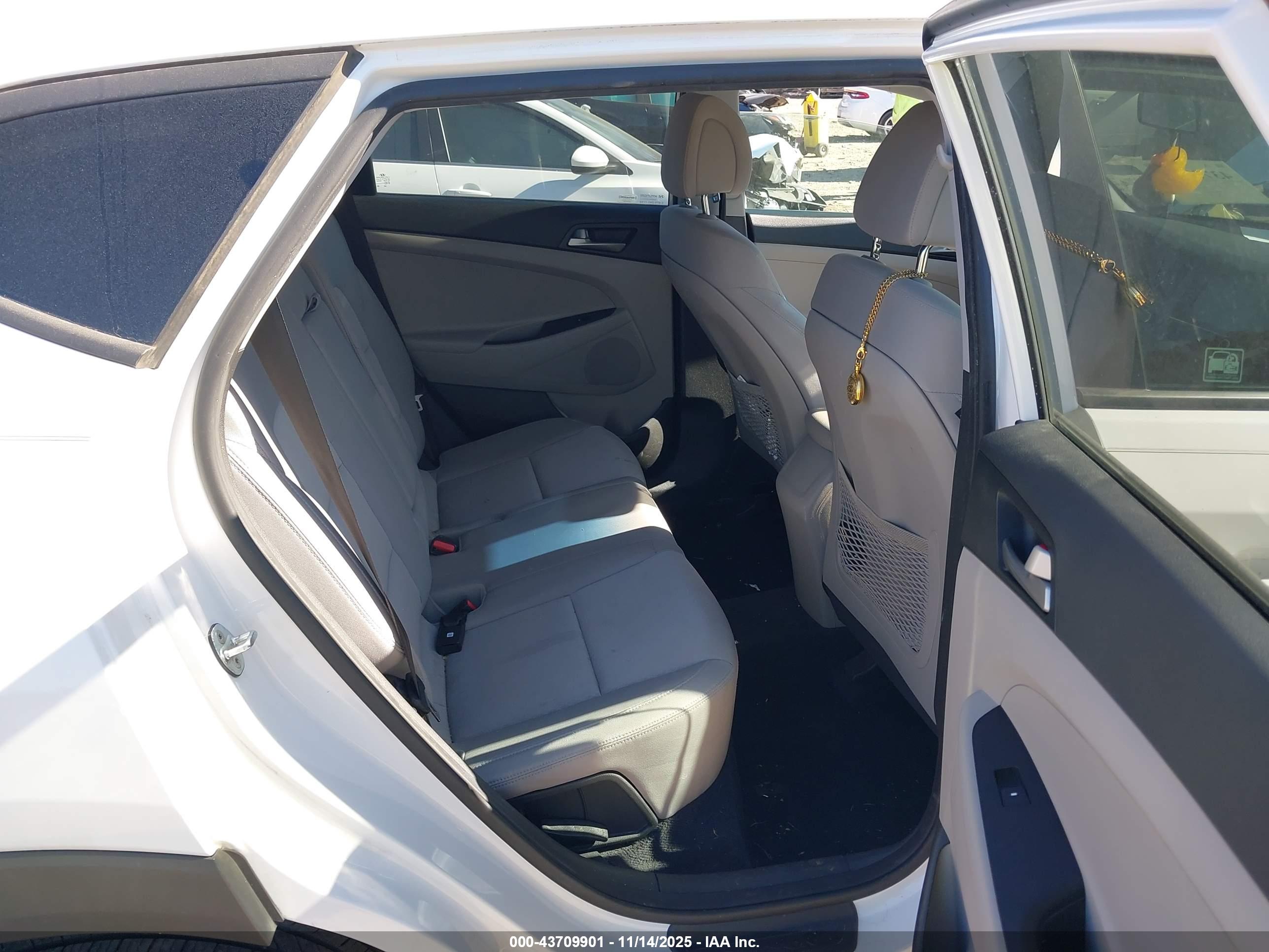 HYUNDAI TUCSON image 8