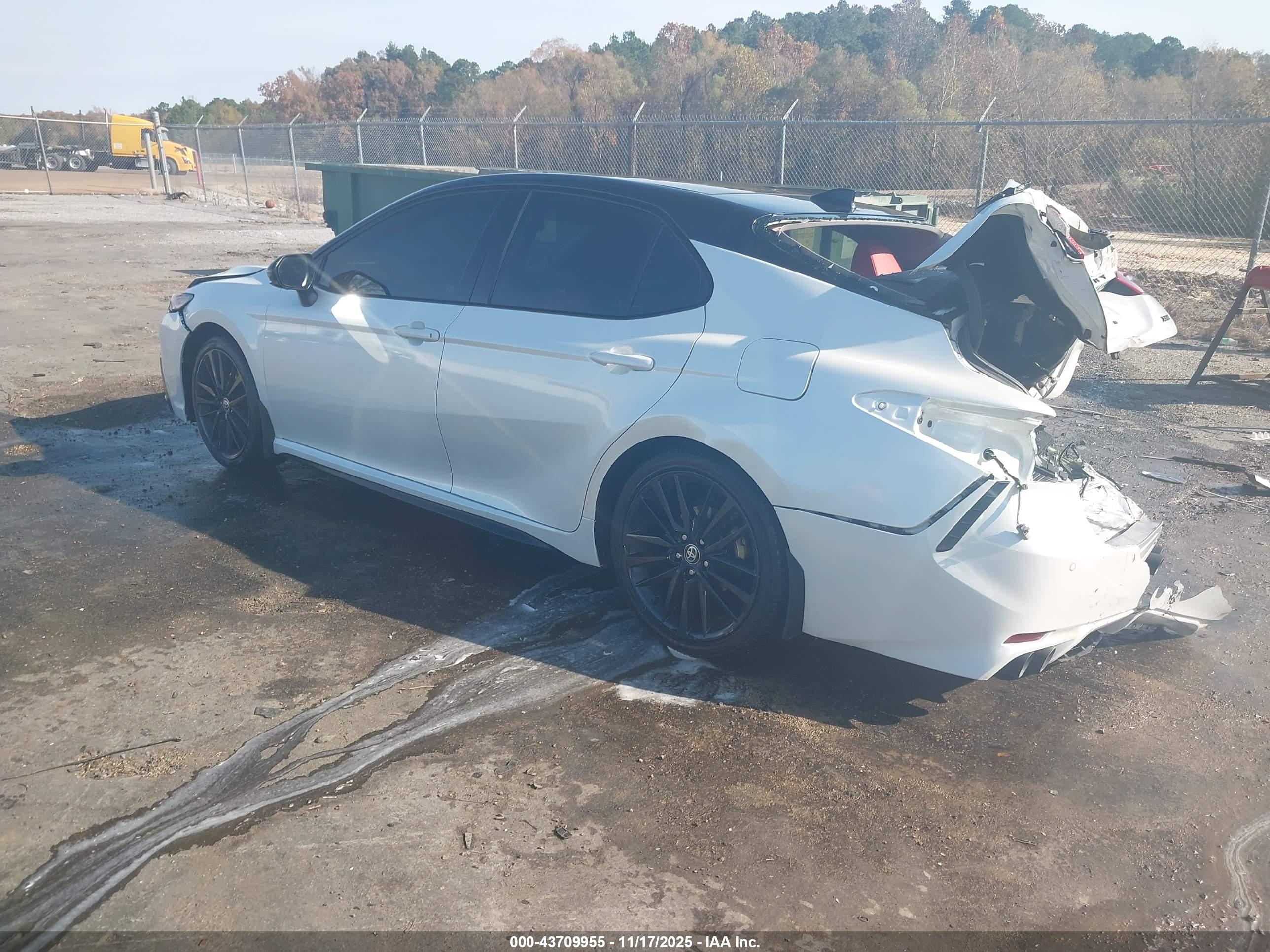 TOYOTA CAMRY image 3