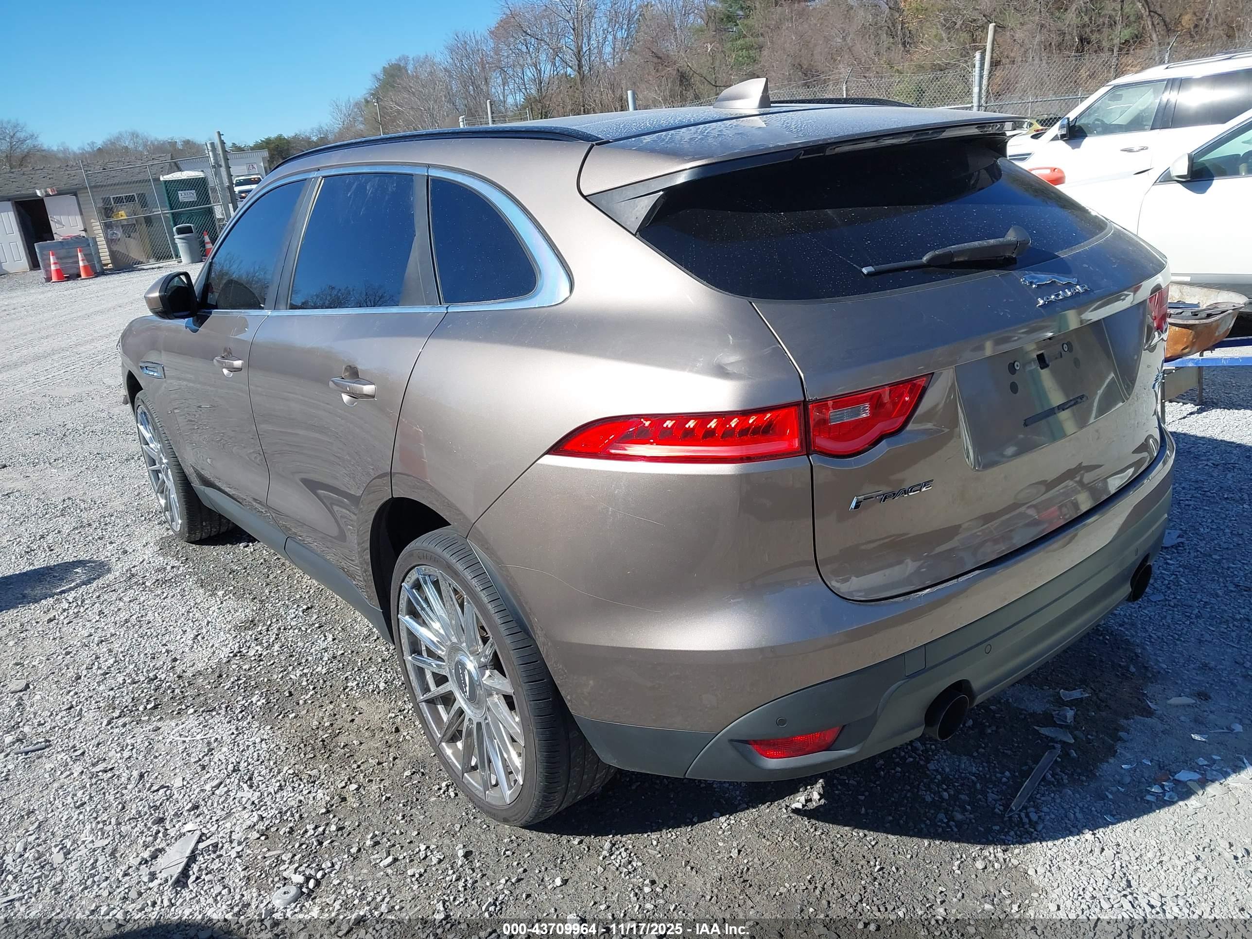 JAGUAR F-PACE image 3