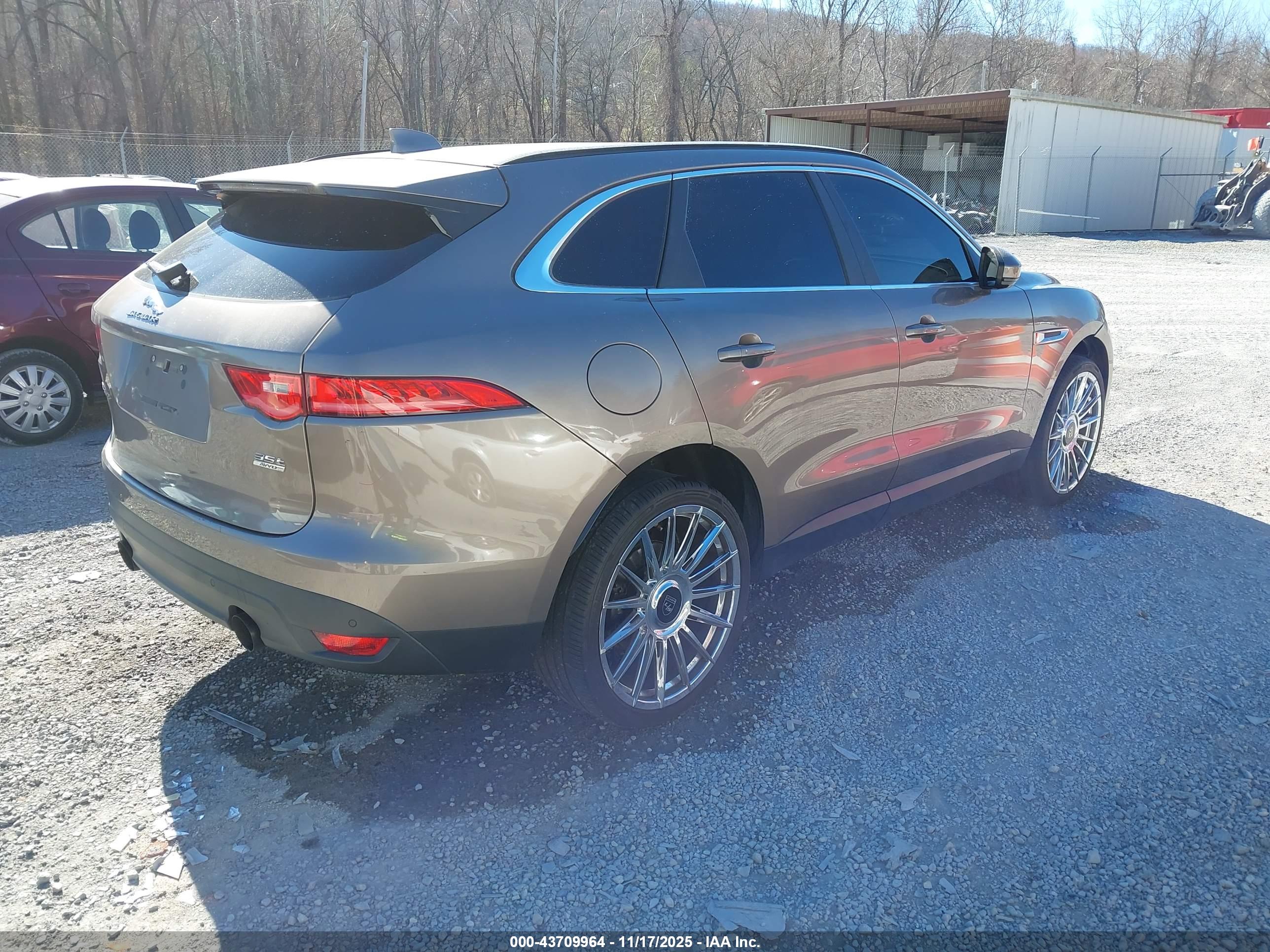 JAGUAR F-PACE image 4