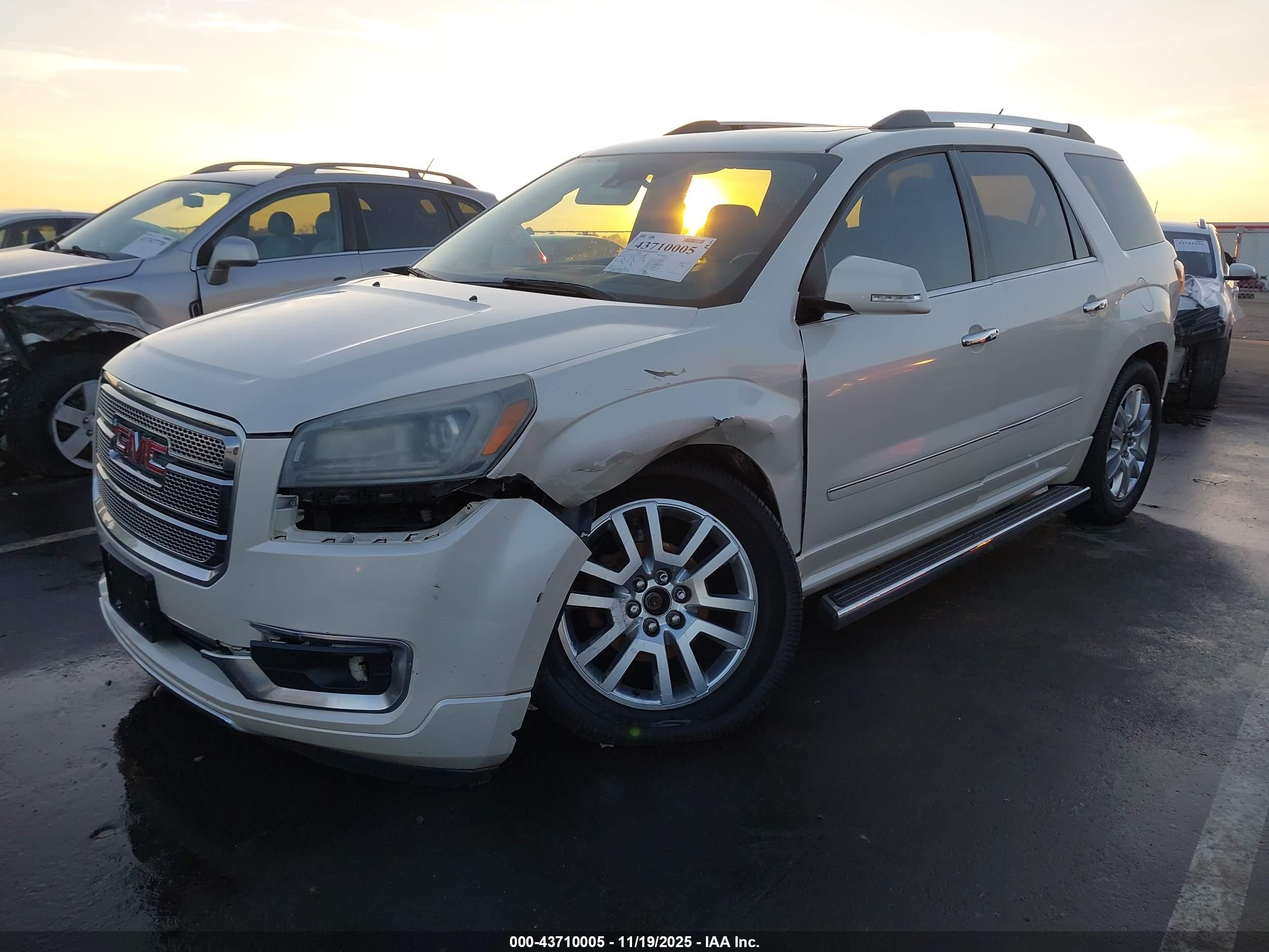 GMC ACADIA image 2