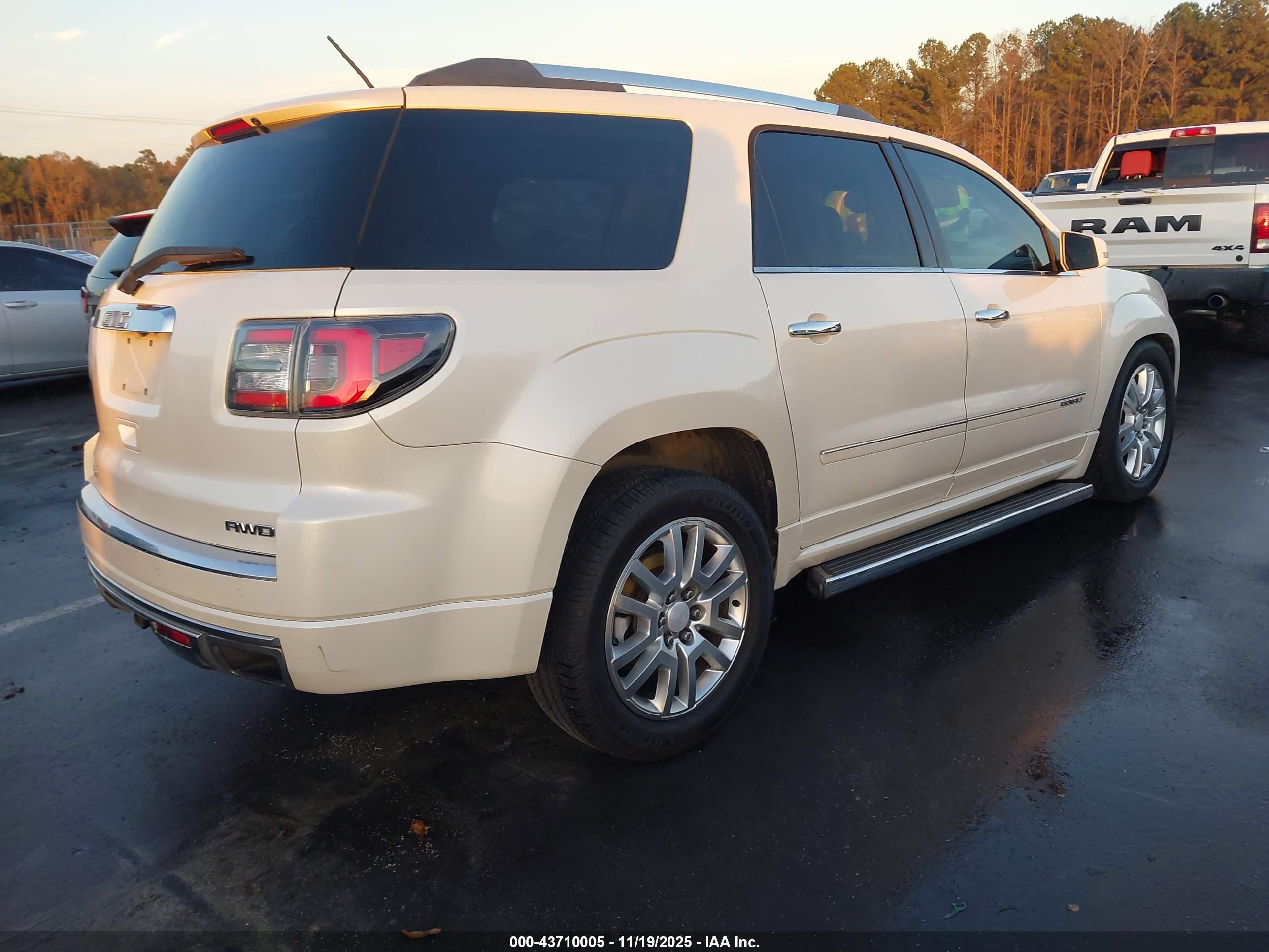GMC ACADIA image 4