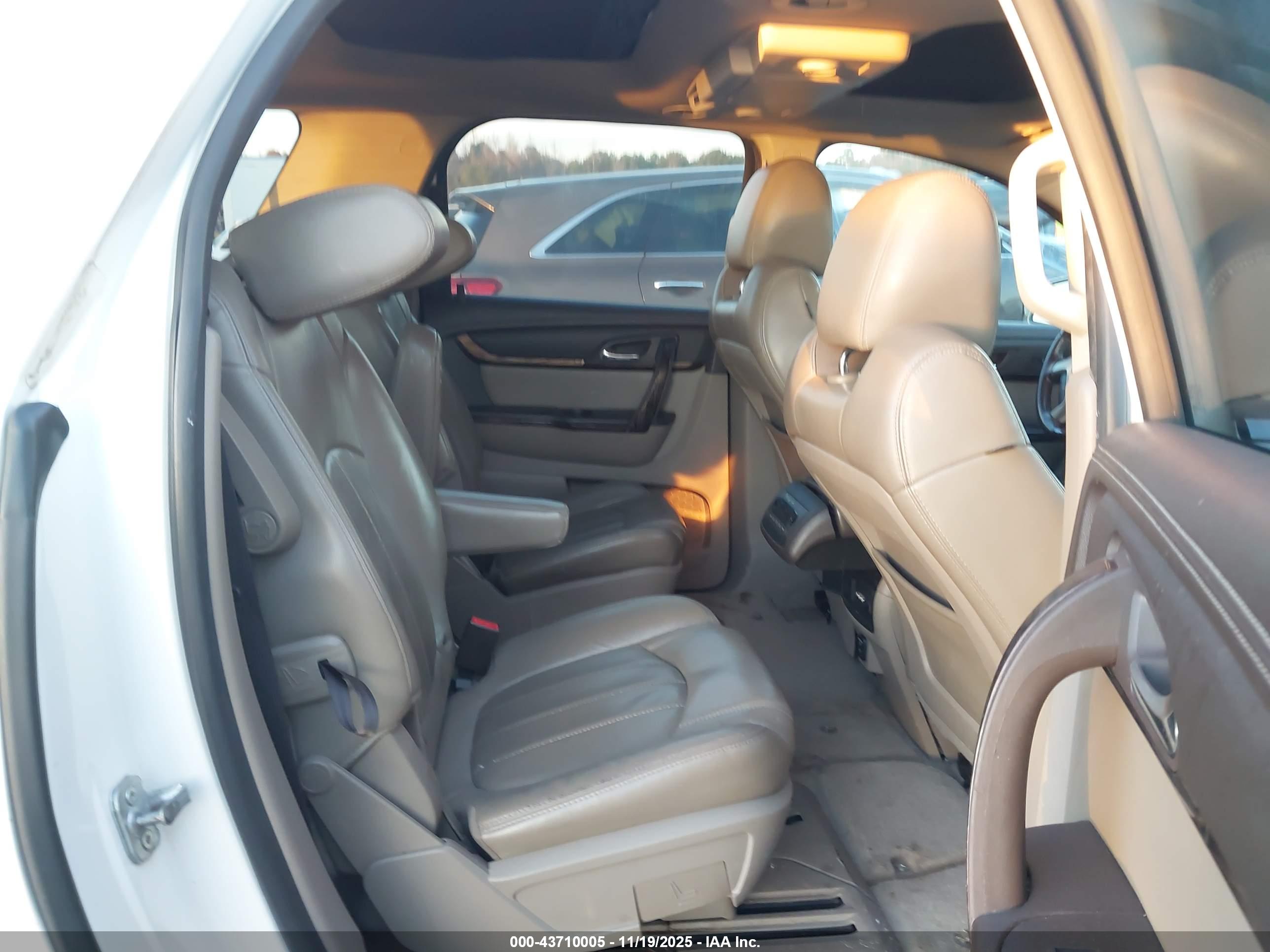 GMC ACADIA image 8