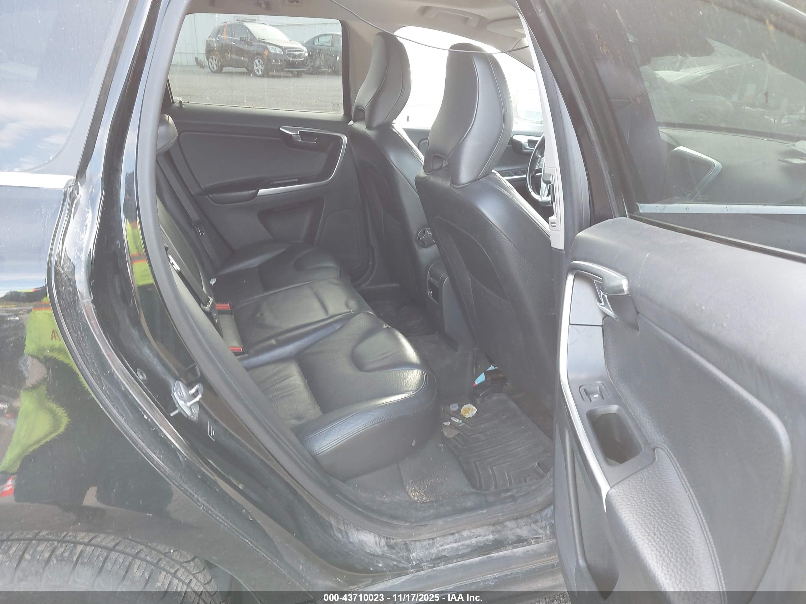 VOLVO XC60 image 8