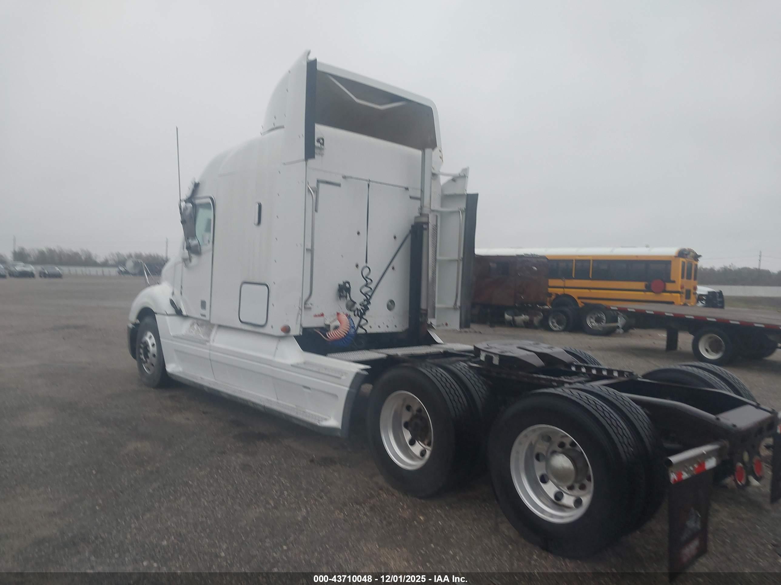 FREIGHTLINER CONVENTIONAL image 3