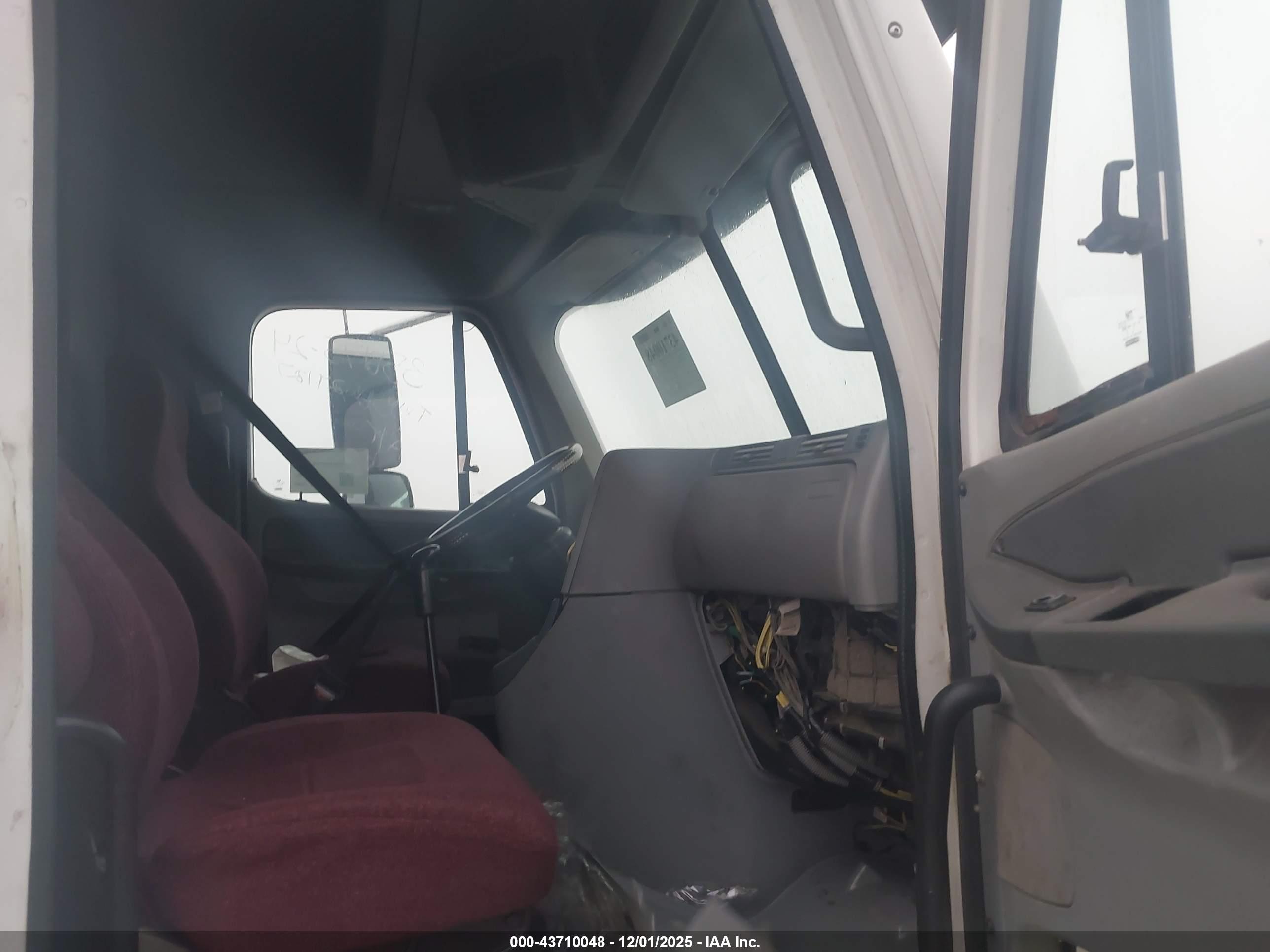 FREIGHTLINER CONVENTIONAL image 5