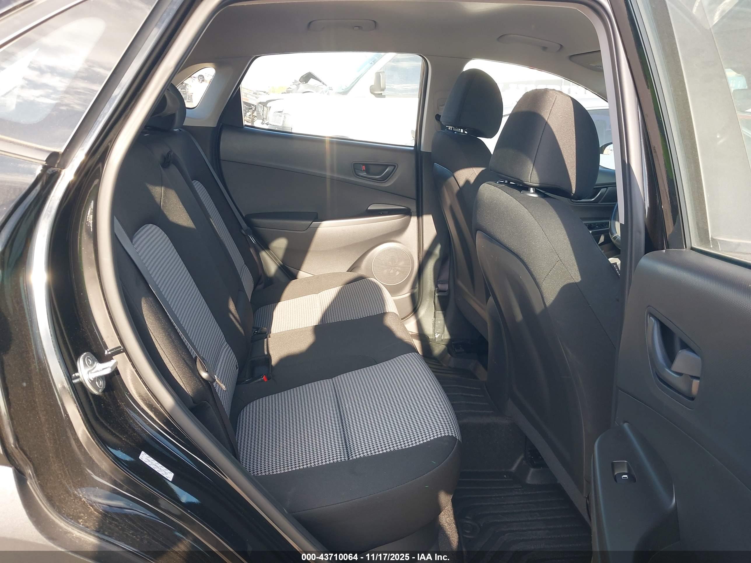 HYUNDAI KONA image 8