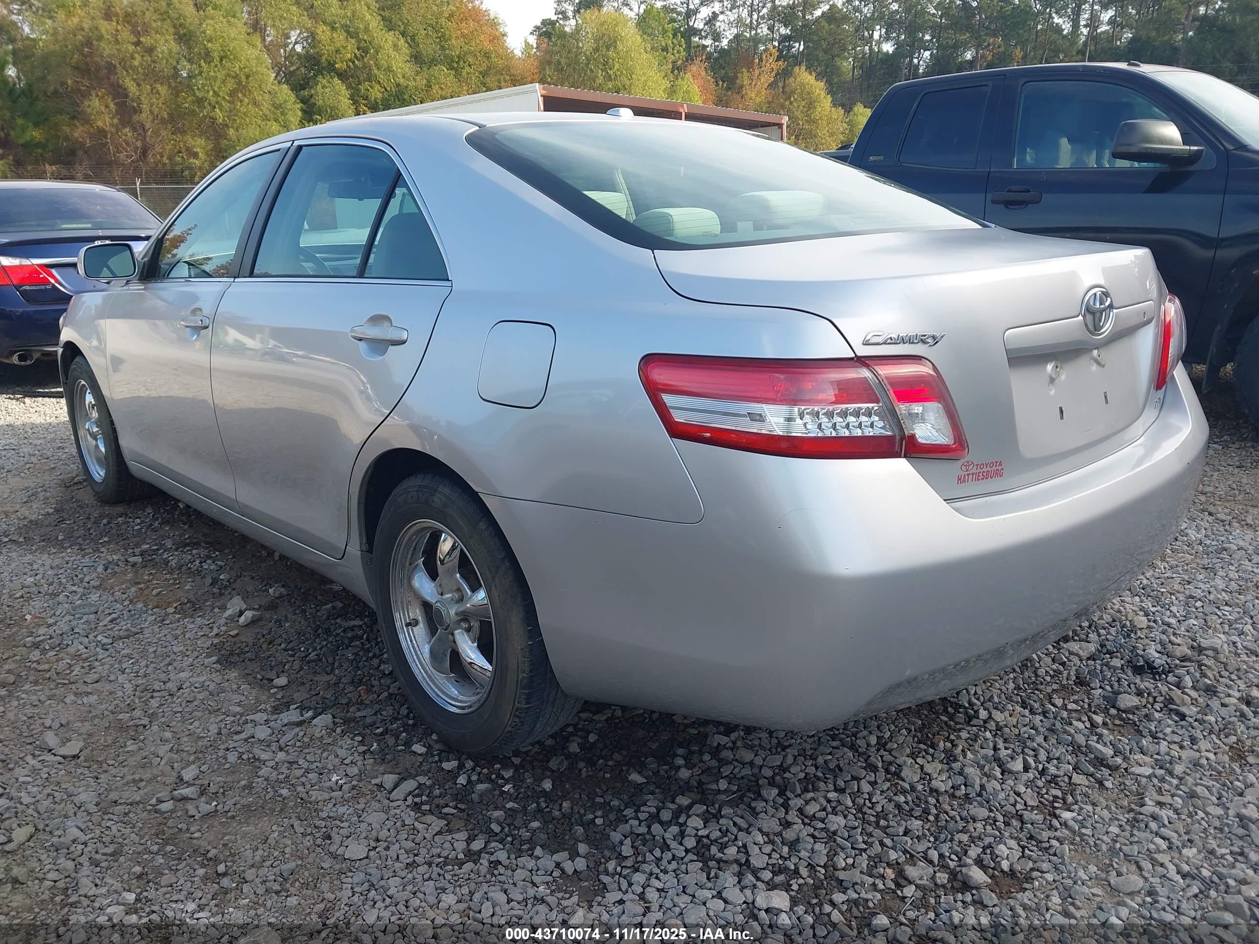 TOYOTA CAMRY image 3