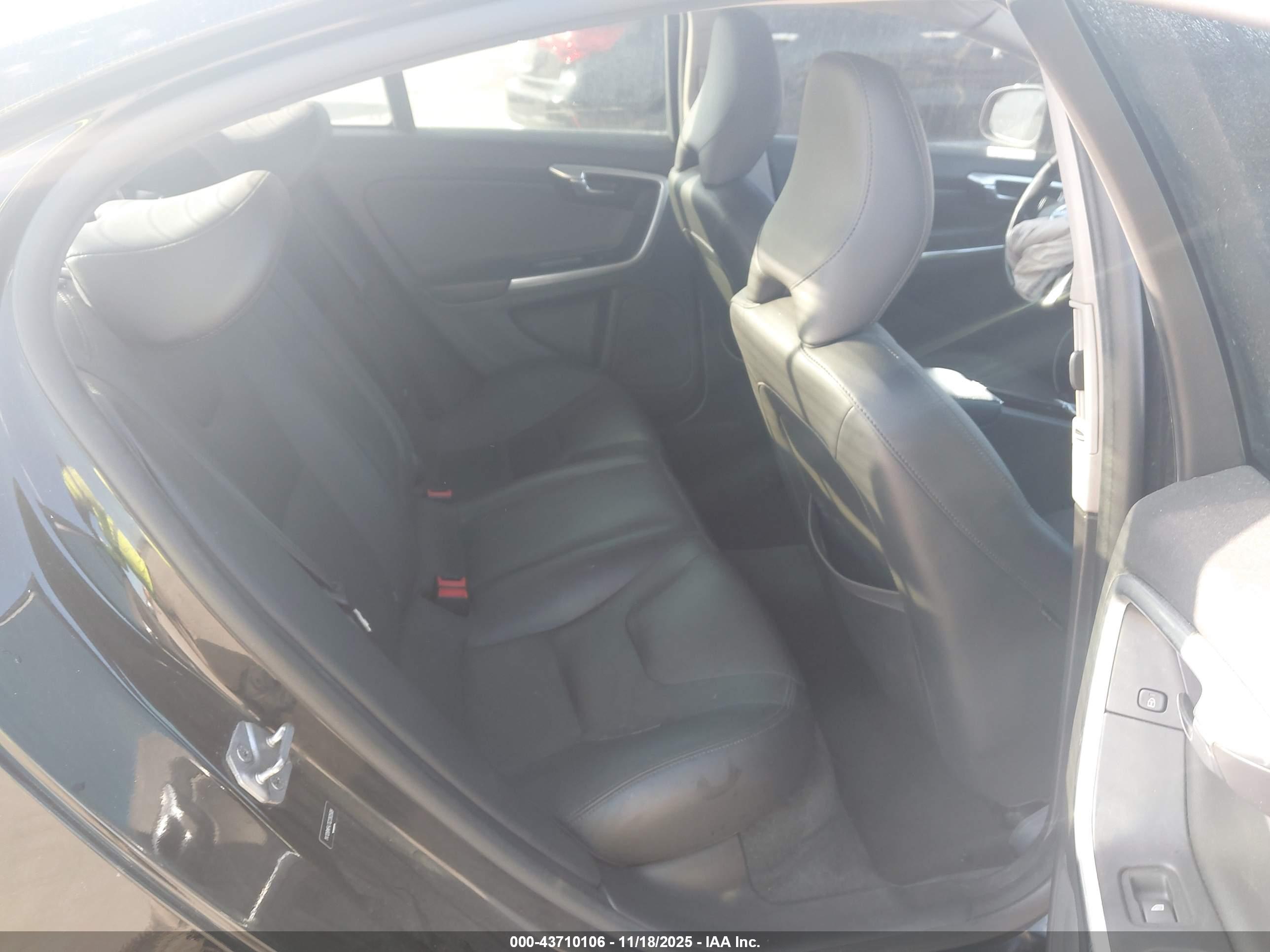 VOLVO S60 image 8