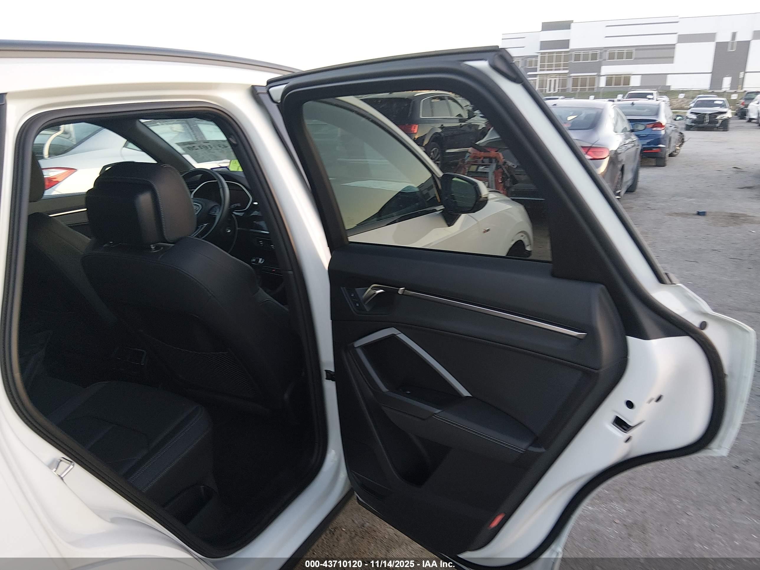 AUDI Q3 image 8