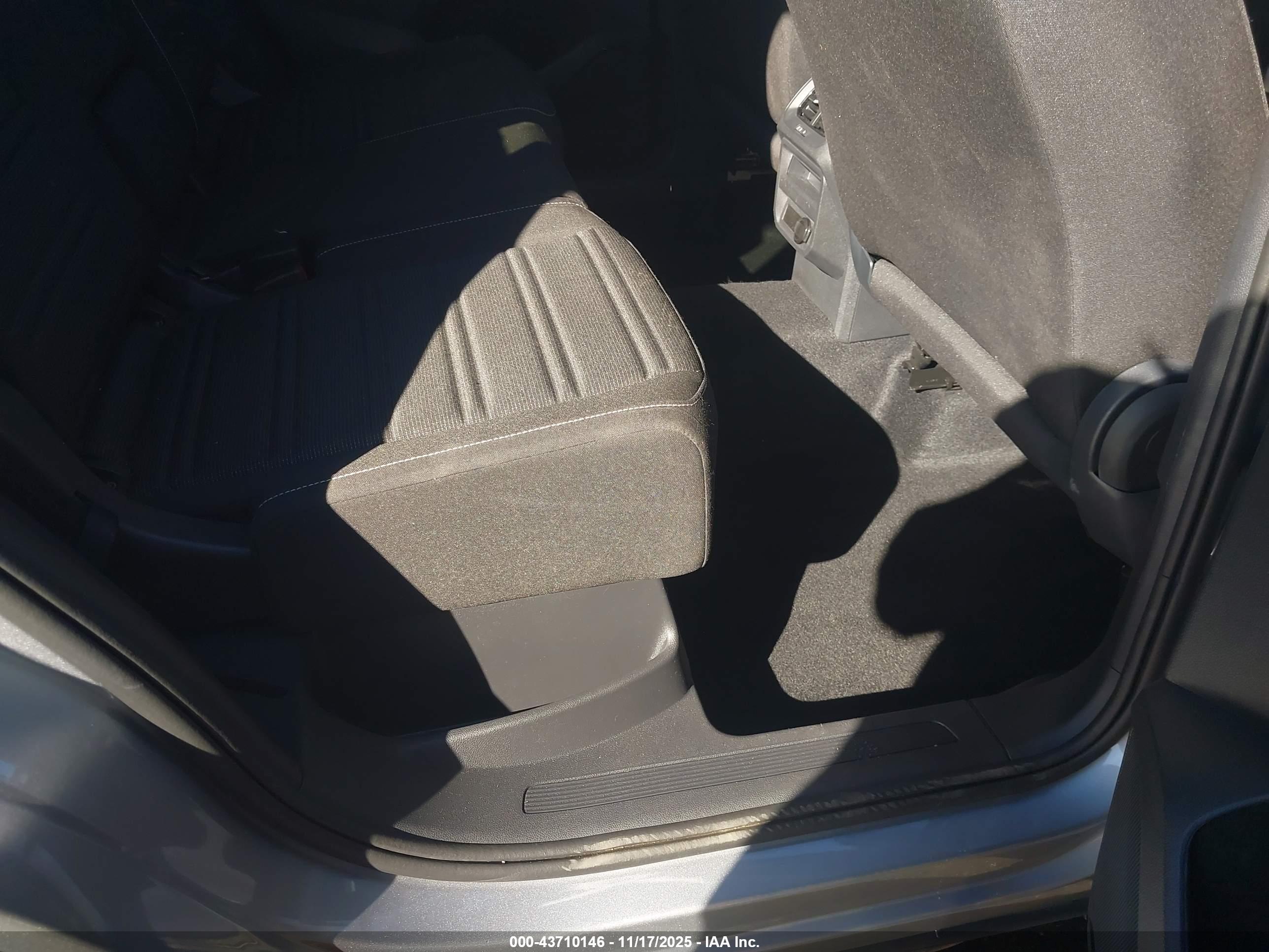 VOLKSWAGEN TIGUAN image 8