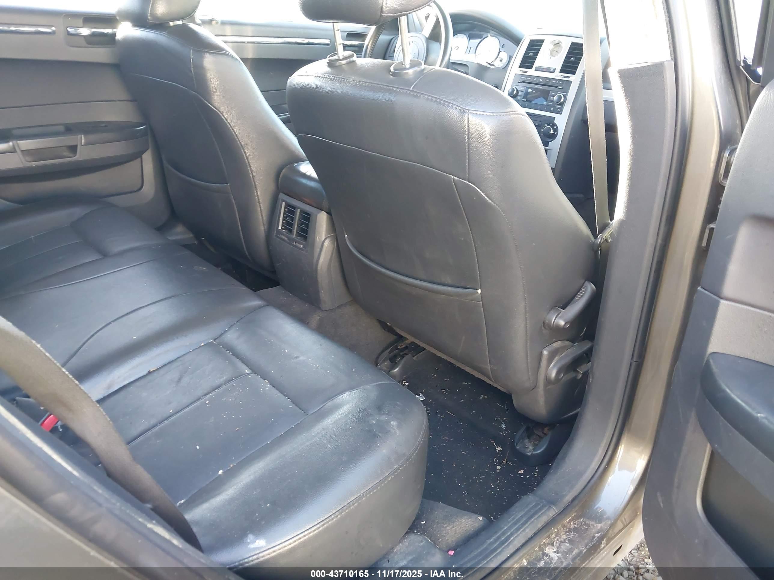 CHRYSLER 300 image 8