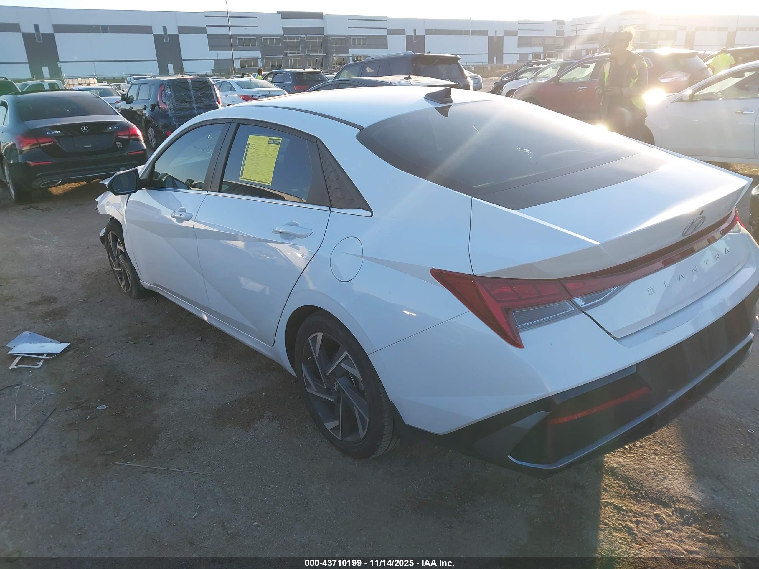 HYUNDAI ELANTRA image 3