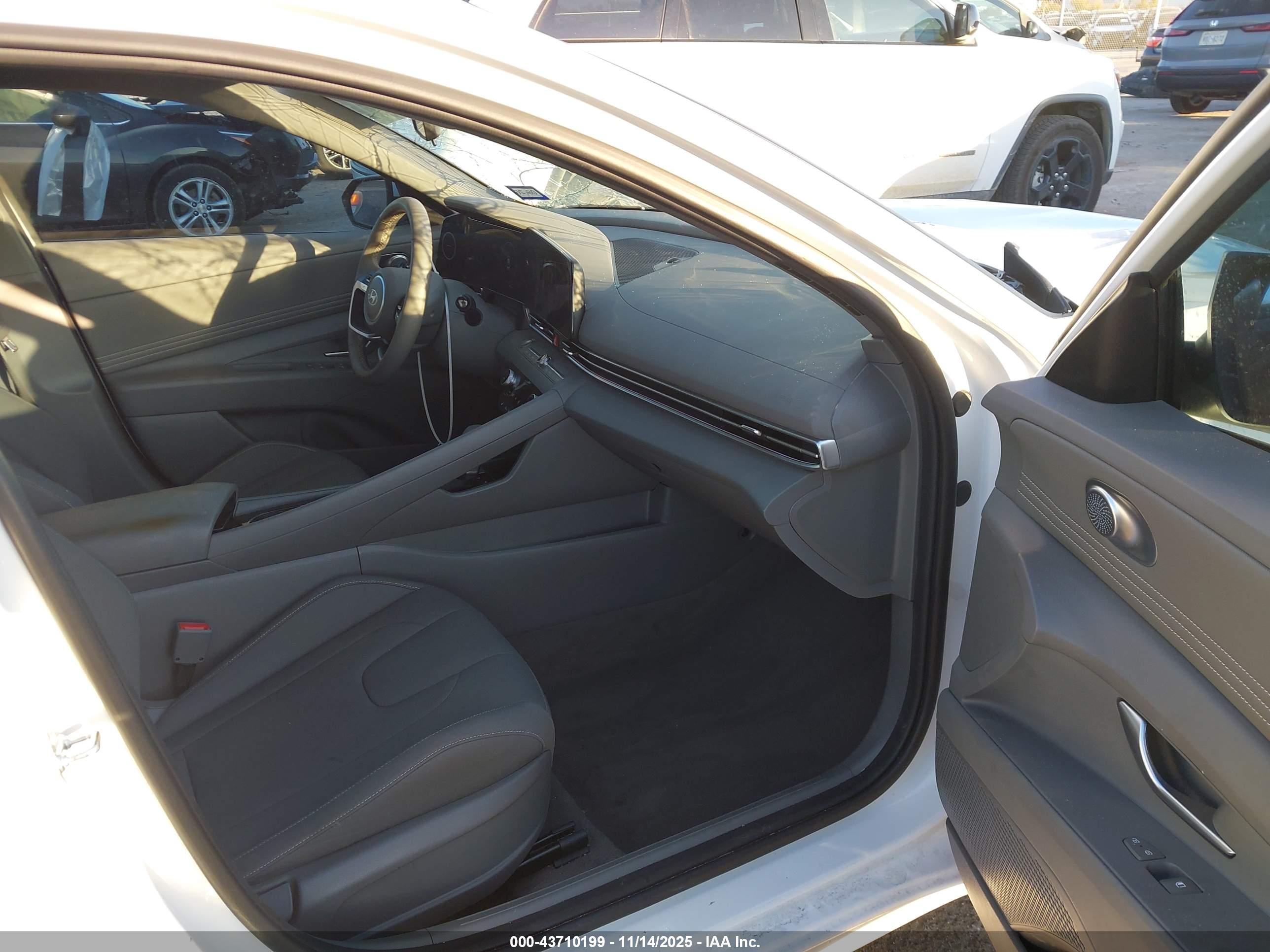 HYUNDAI ELANTRA image 5