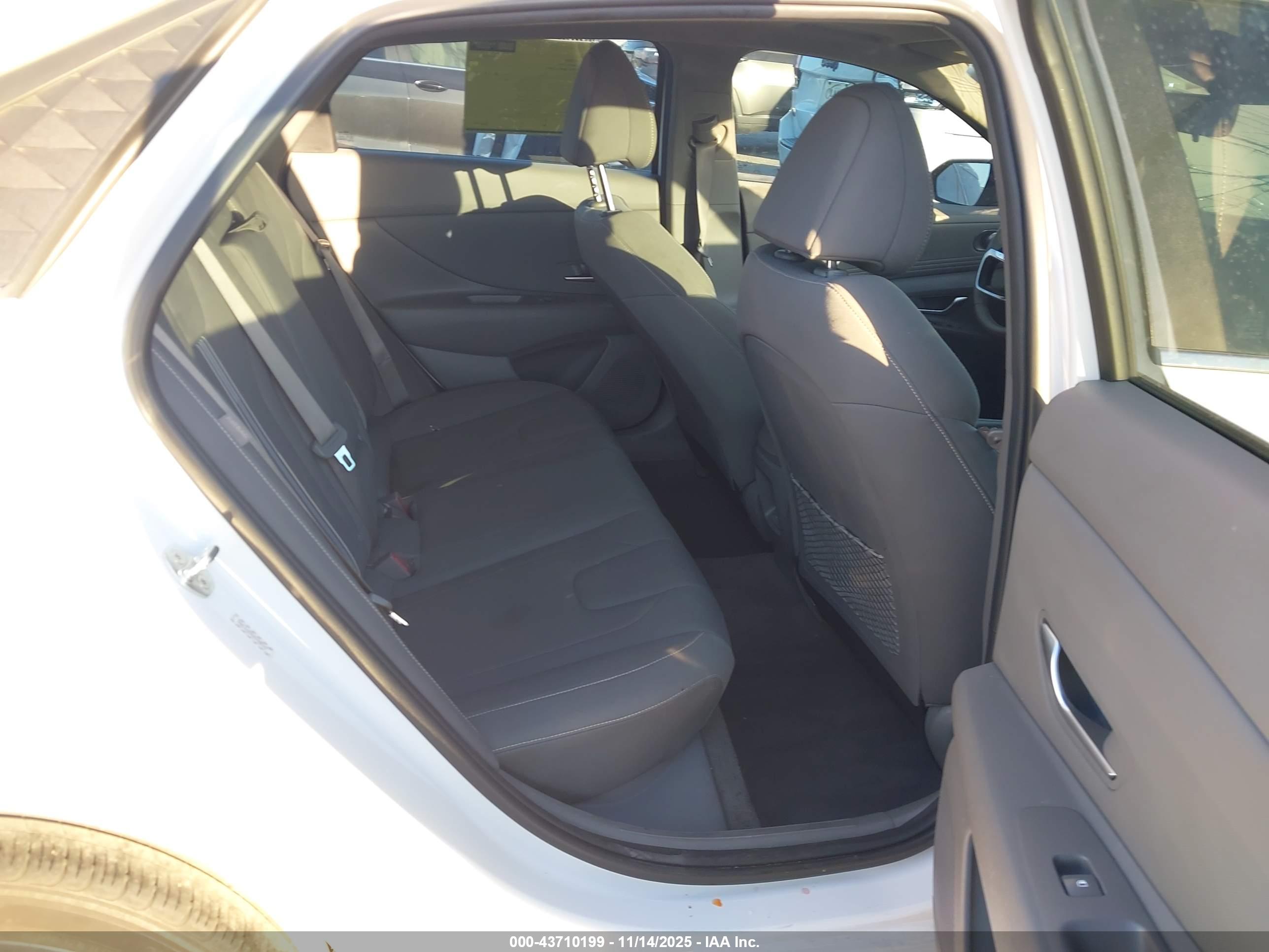 HYUNDAI ELANTRA image 8