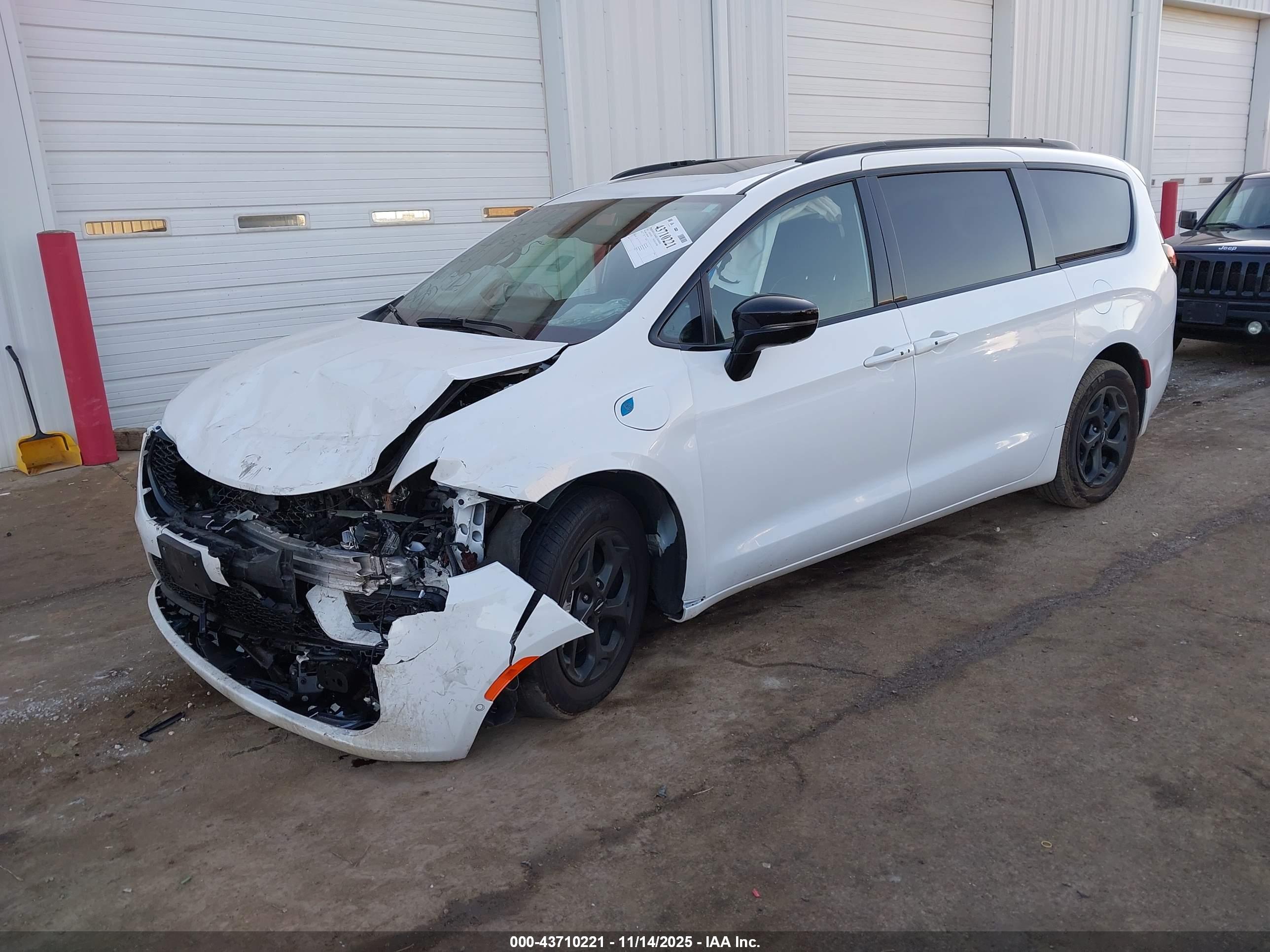 CHRYSLER PACIFICA image 2