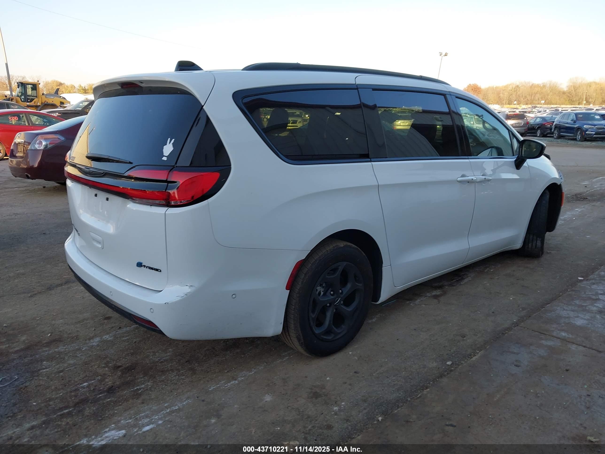 CHRYSLER PACIFICA image 4