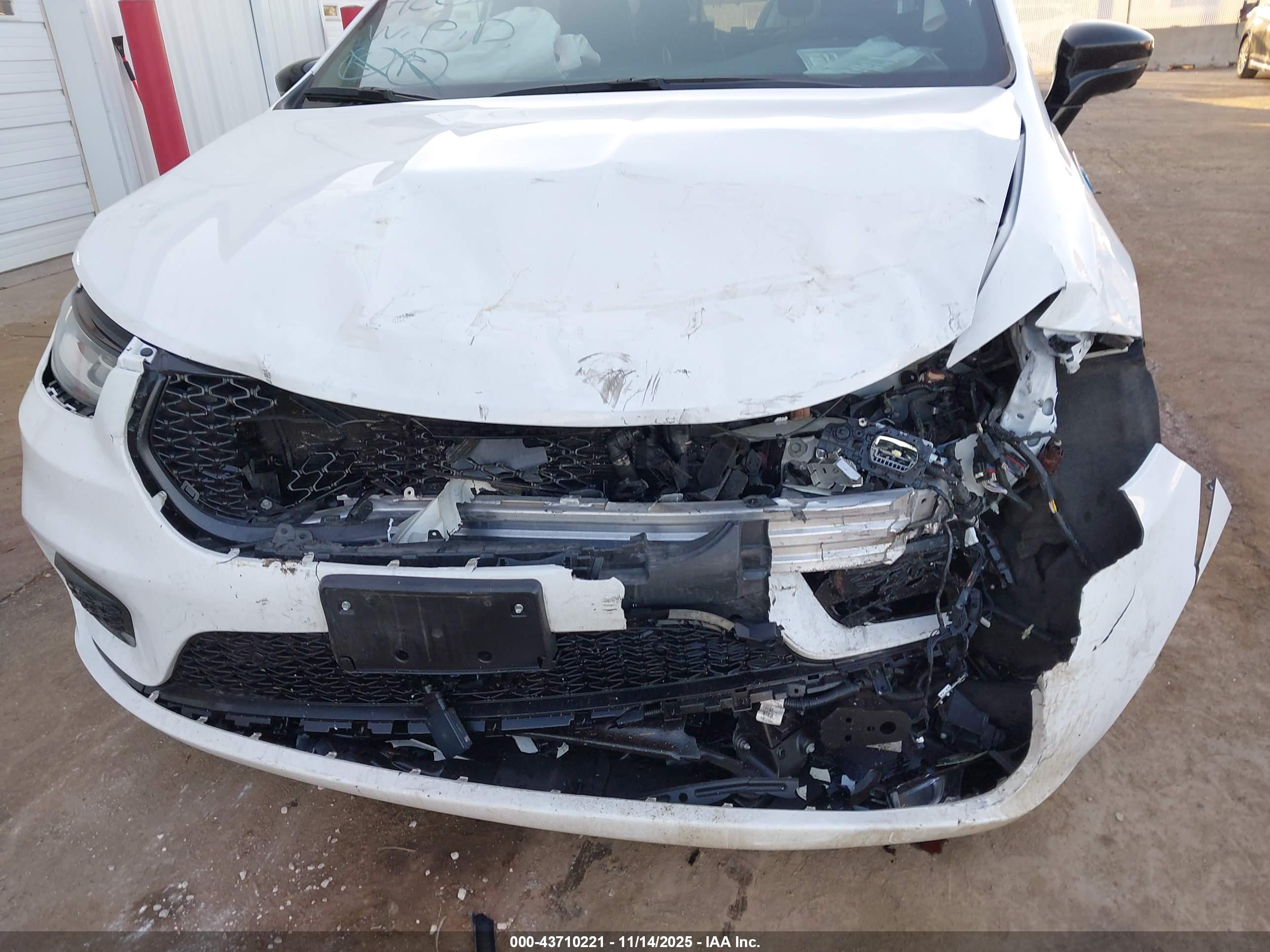 CHRYSLER PACIFICA image 6