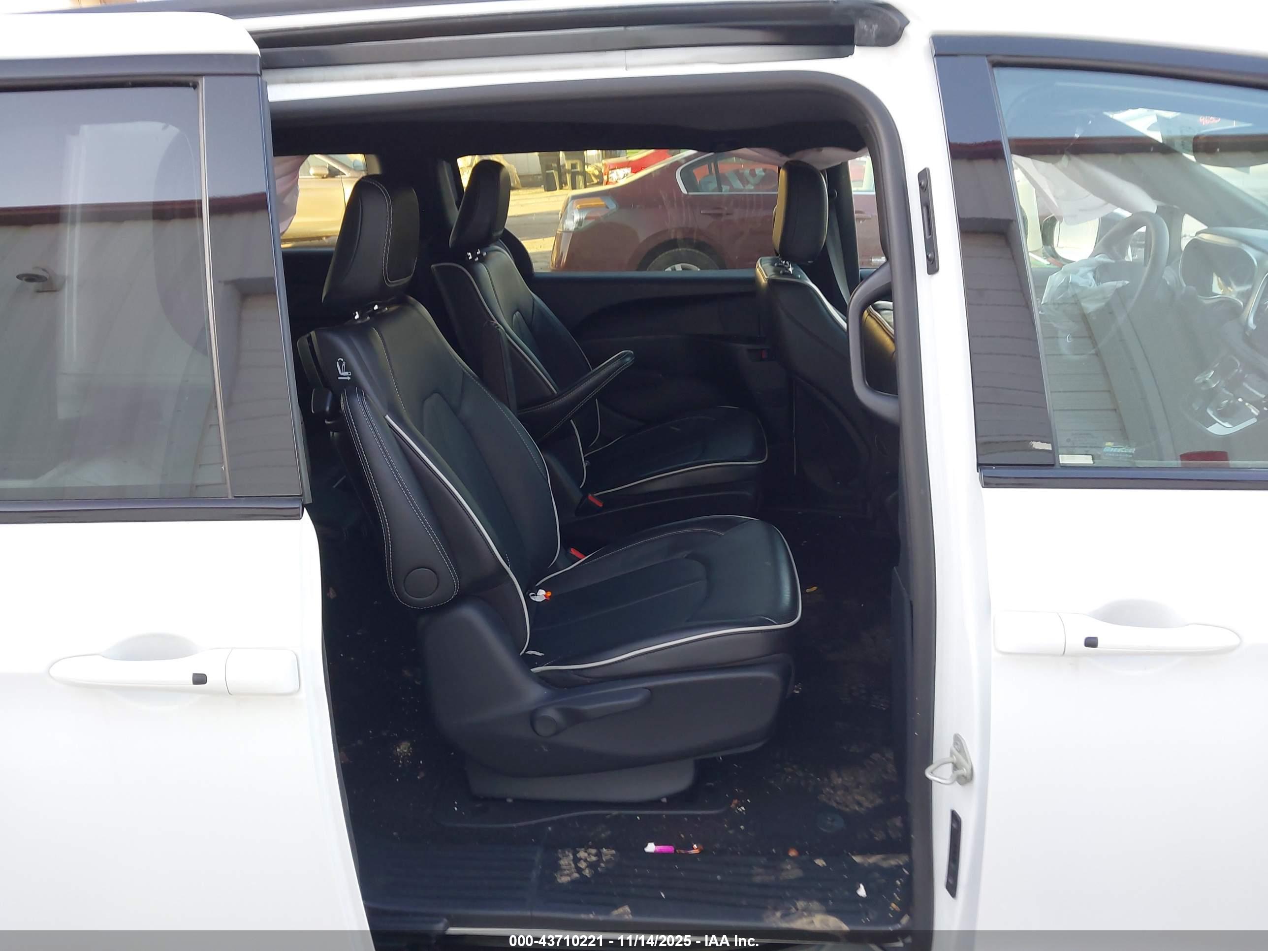 CHRYSLER PACIFICA image 8
