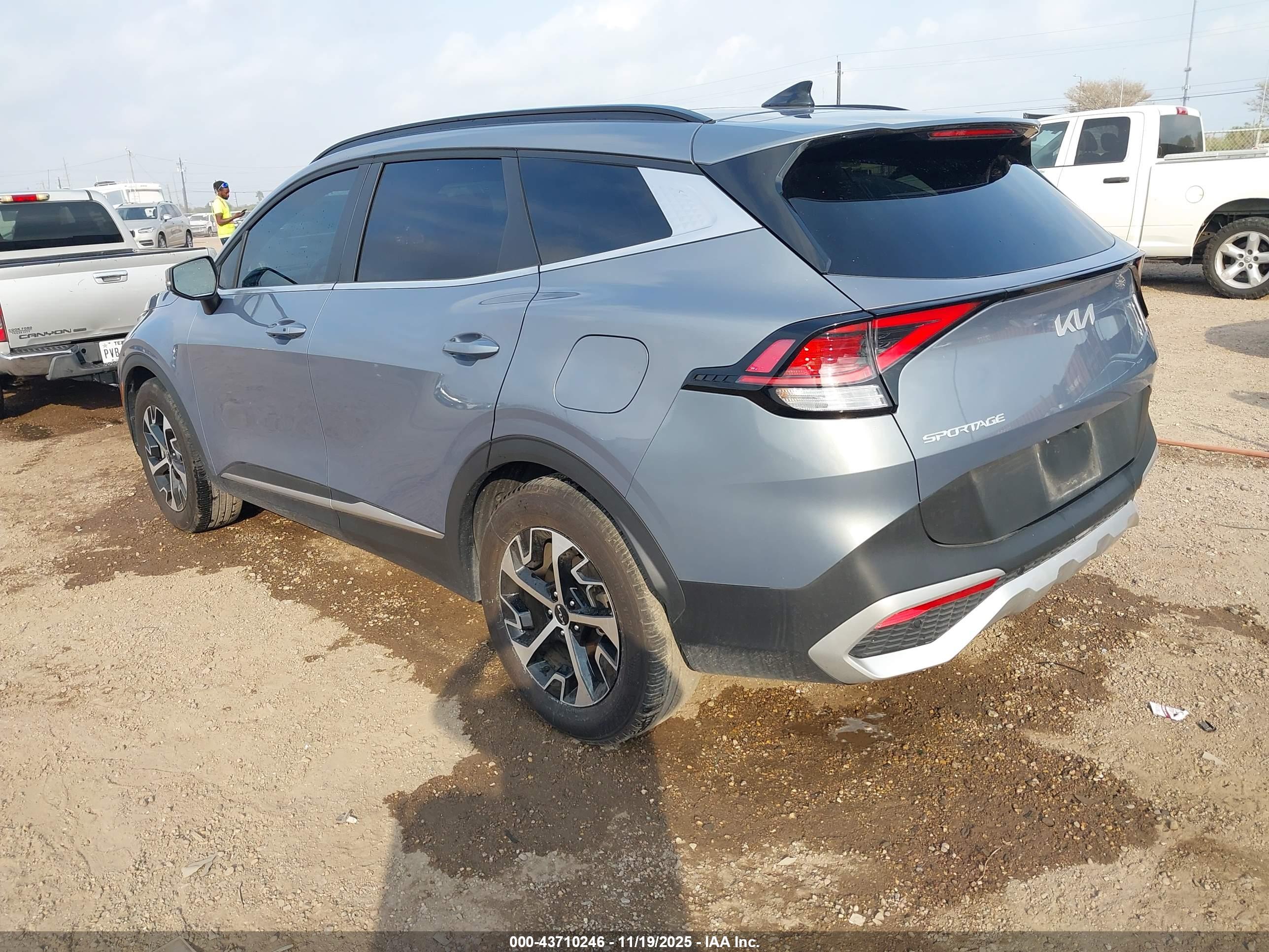 KIA SPORTAGE image 3
