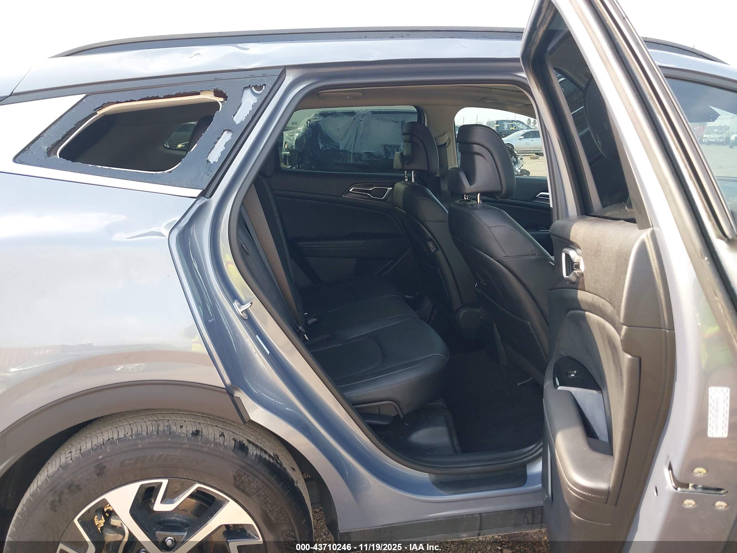 KIA SPORTAGE image 8