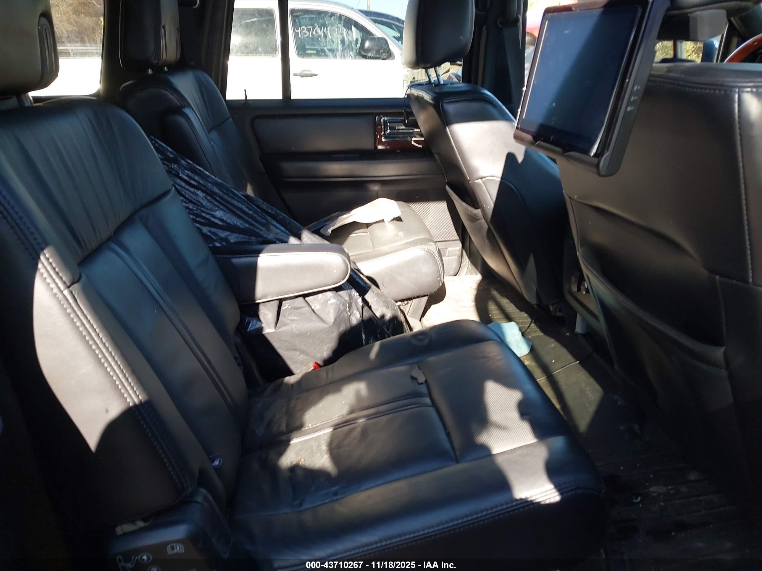 LINCOLN NAVIGATOR image 8