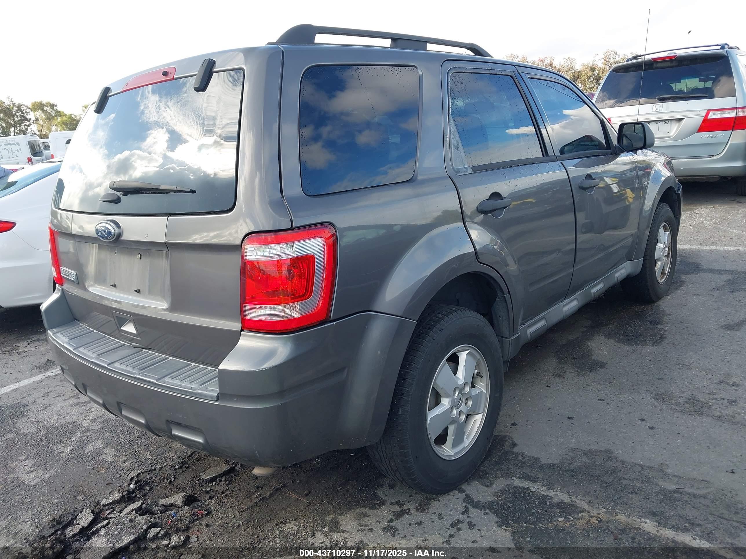 FORD ESCAPE image 4