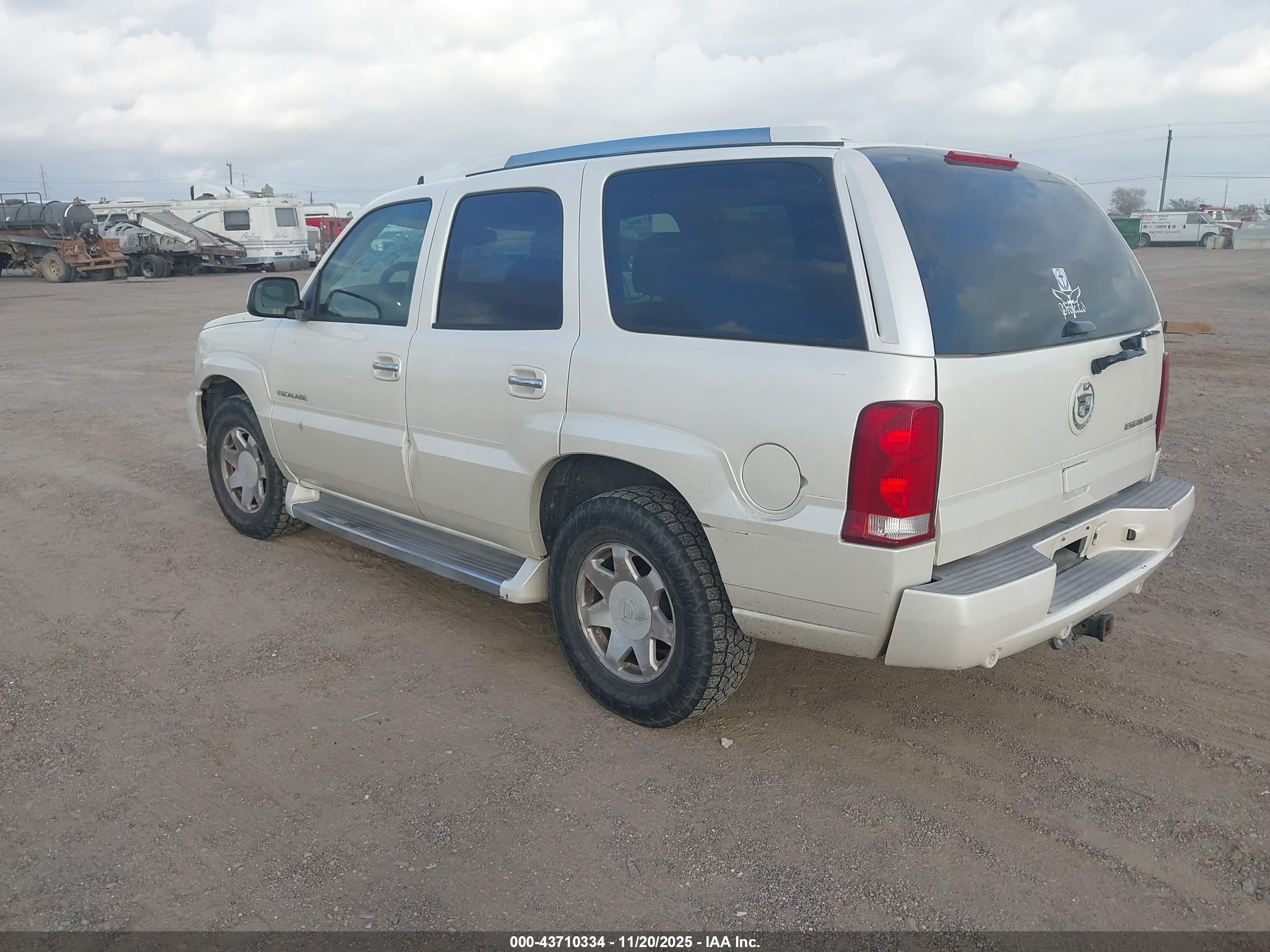 CADILLAC ESCALADE image 3