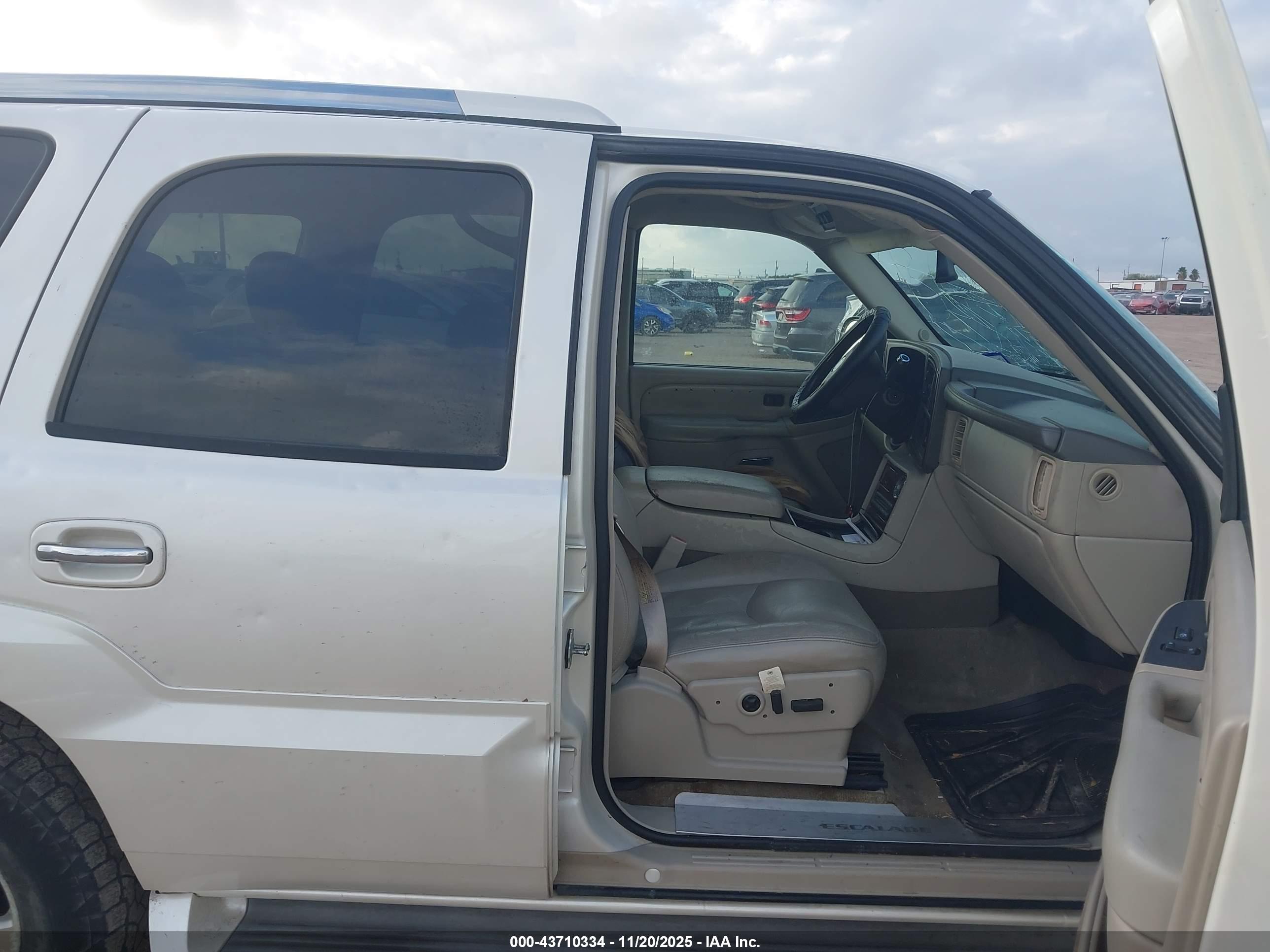 CADILLAC ESCALADE image 5