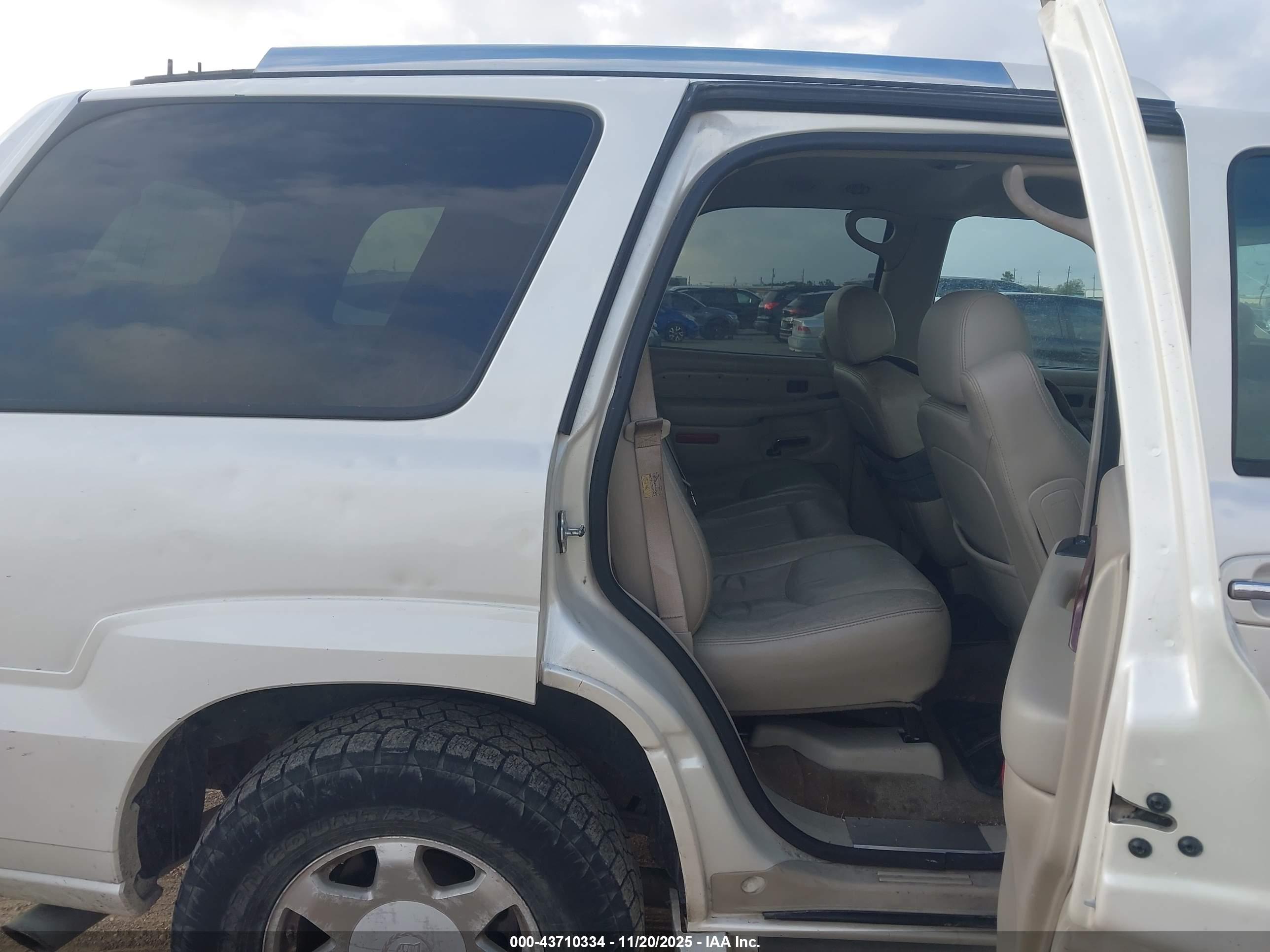 CADILLAC ESCALADE image 8