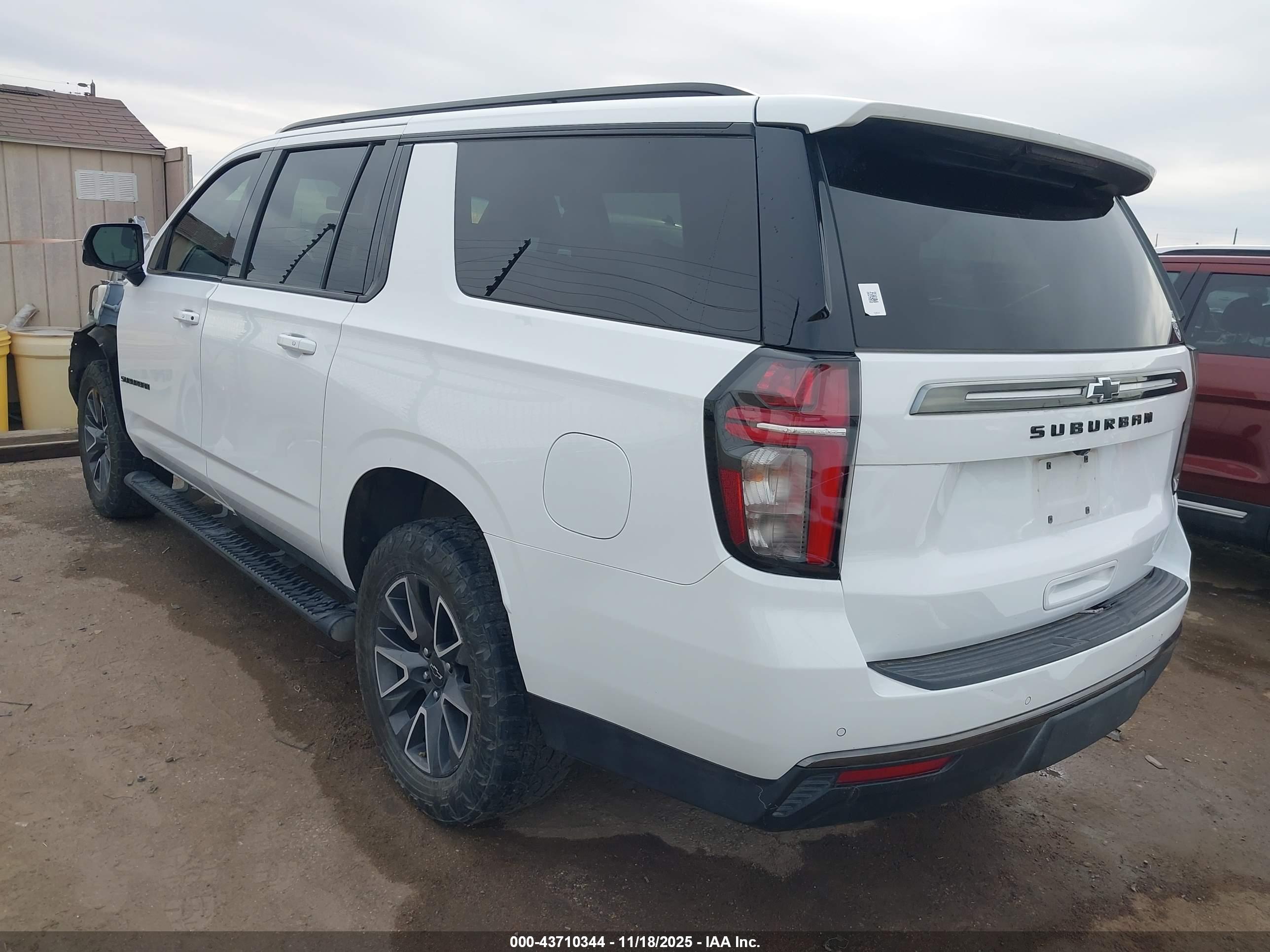 CHEVROLET SUBURBAN image 3